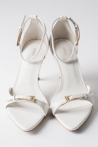 Milchbeige Damen-Sandaletten aus echtem Leder von vorne mit goldfarbenen Schnallen