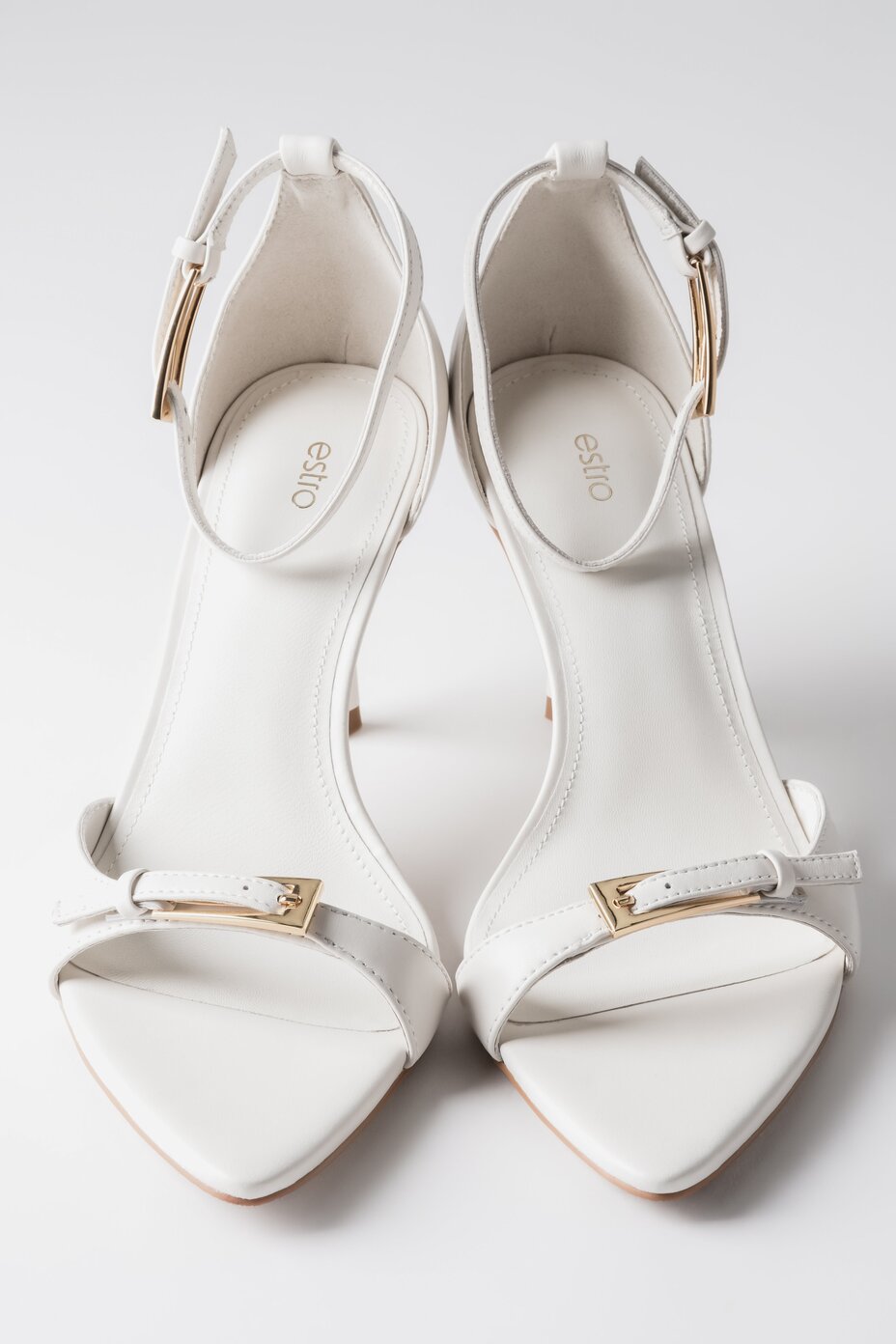 Milchbeige Damen-Sandaletten aus echtem Leder von vorne mit goldfarbenen Schnallen