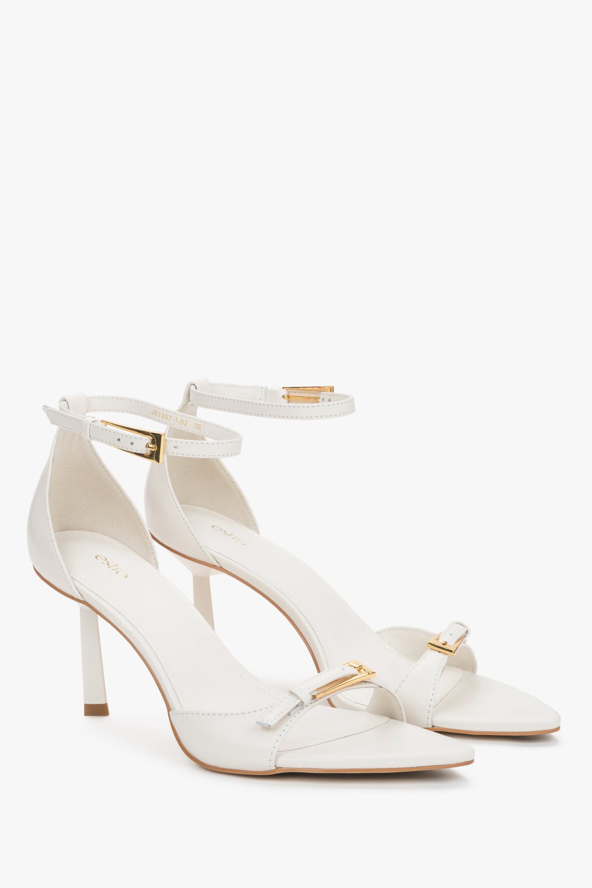 Milchbeige Damen-Sandaletten aus Leder in schräger Vorderansicht mit feinen Riemen