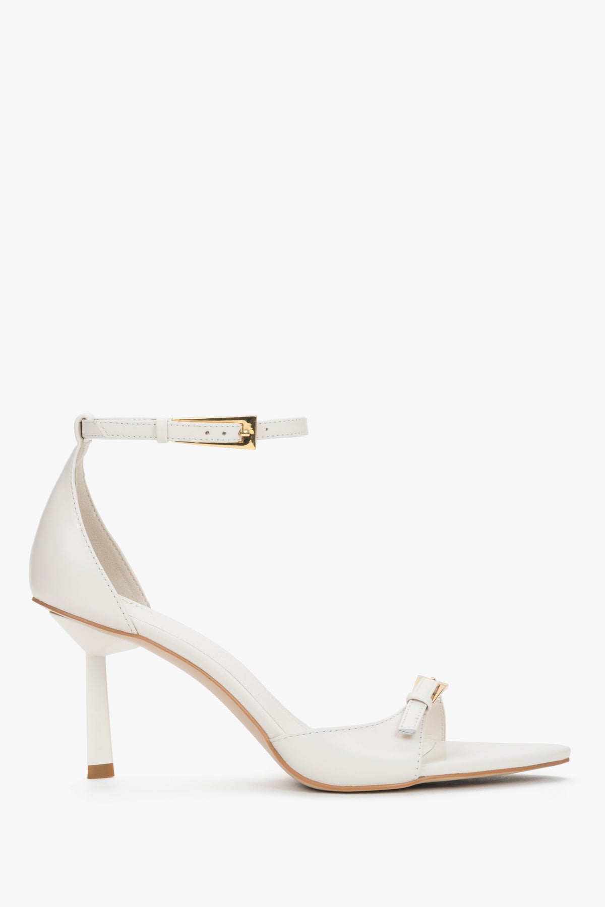 Milchbeige Damen-Sandalette aus echtem Leder in seitlicher Profilansicht mit Stilettoabsatz