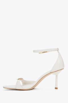 Milchbeige Damen-Sandalette aus Leder in seitlicher Ansicht mit schmalem Absatz