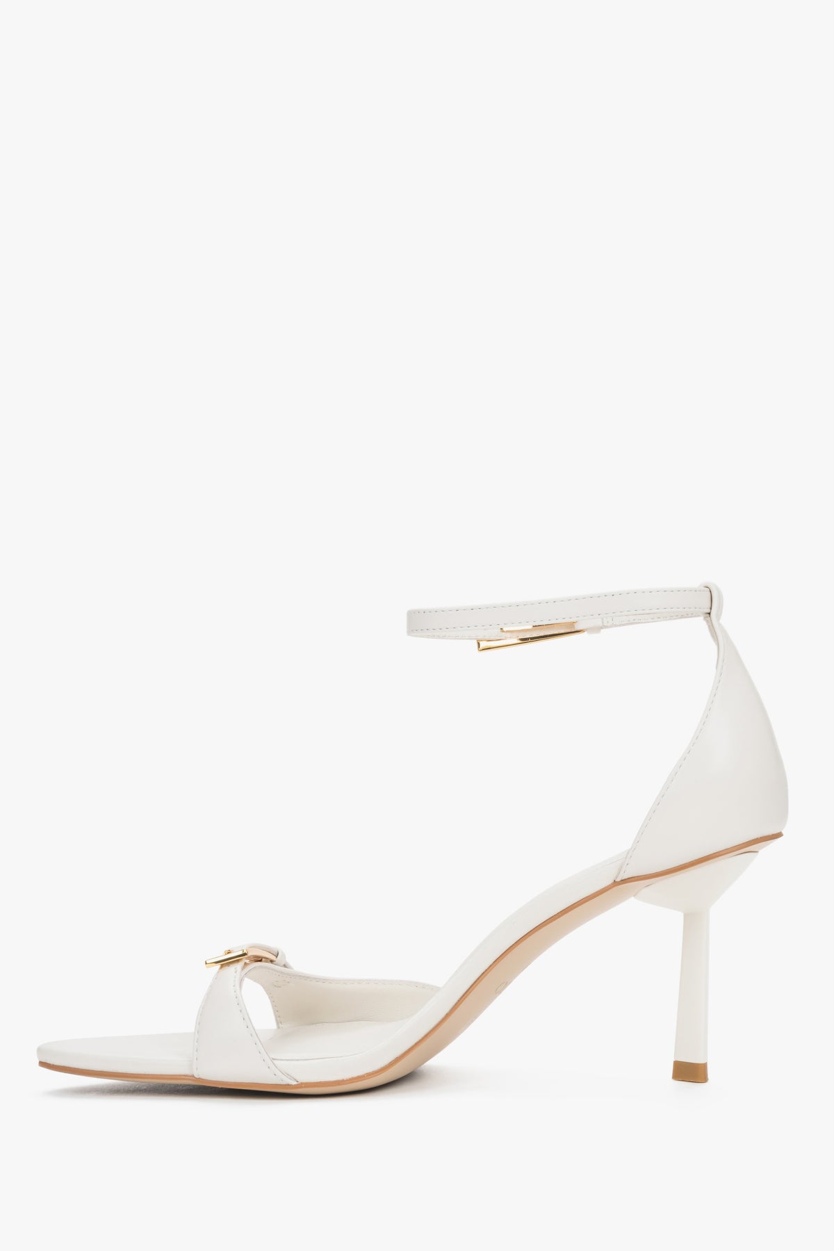Milchbeige Damen-Sandalette aus Leder in seitlicher Ansicht mit schmalem Absatz