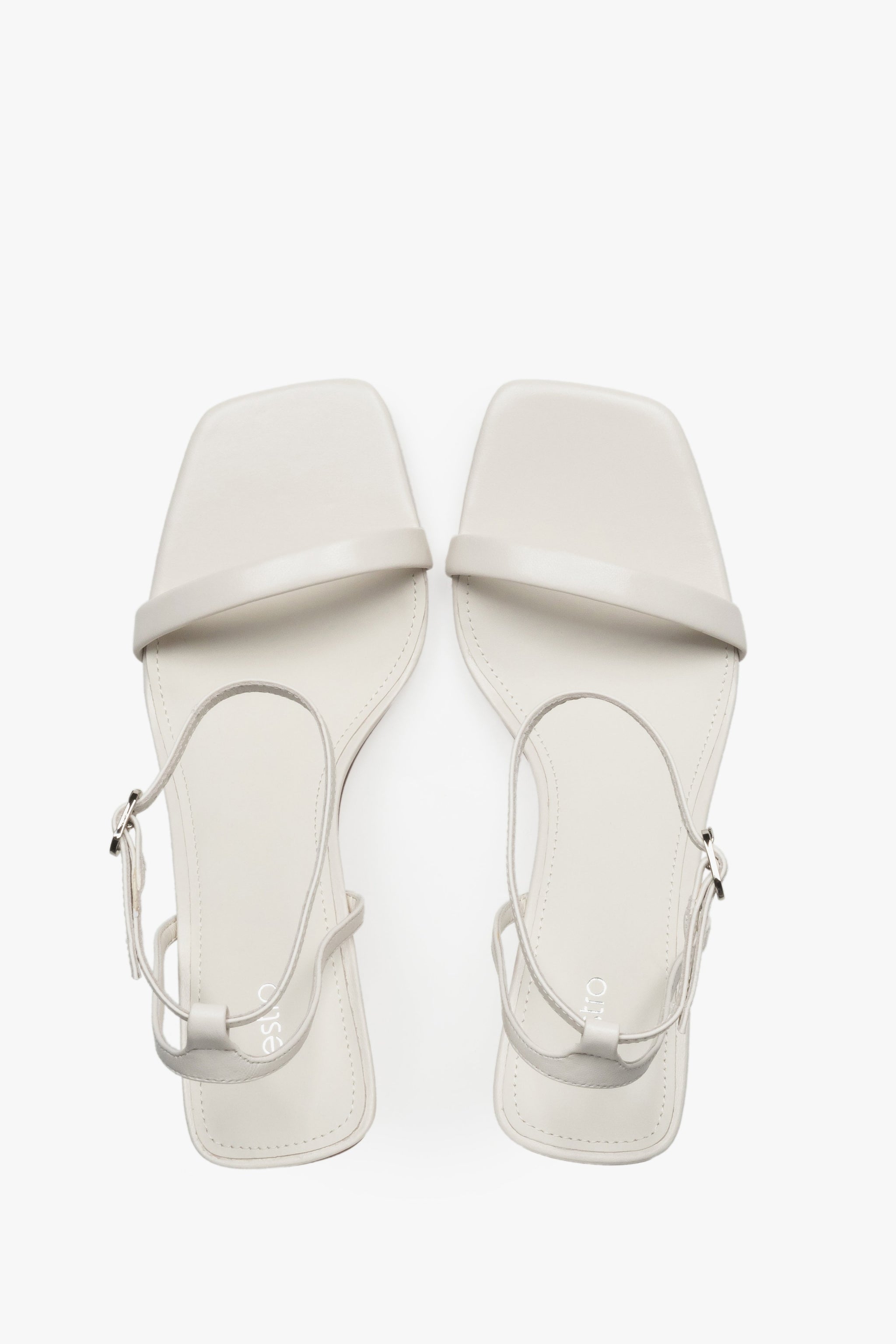 Milchbeige Damen-Sandaletten aus Leder von oben mit Chevreau-Decksohle und Knöchelriemen