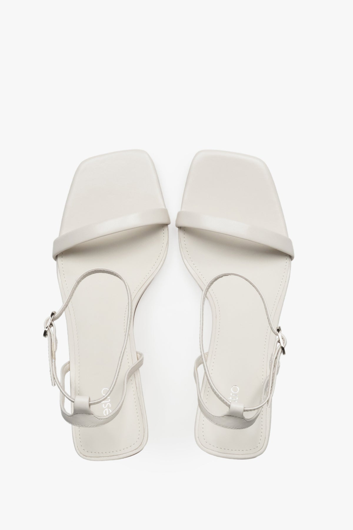 Milchbeige Damen-Sandaletten aus Leder von oben mit Chevreau-Decksohle und Knöchelriemen