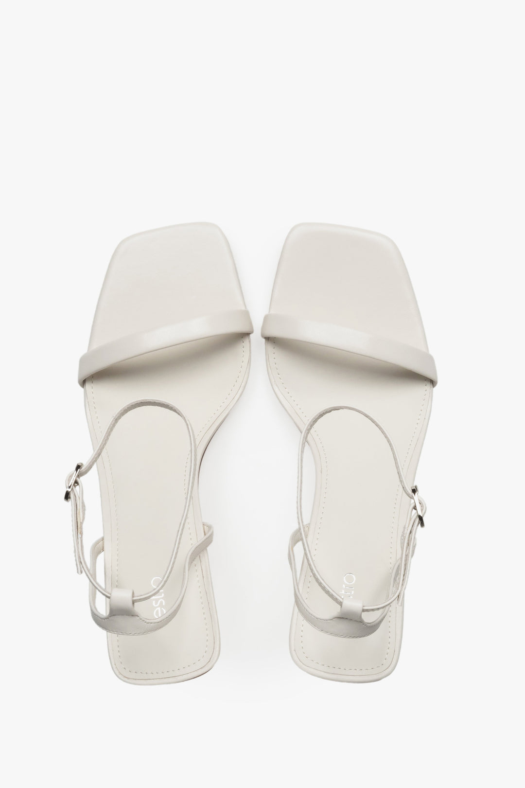 Milchbeige Damen-Sandaletten aus Leder von oben mit Chevreau-Decksohle und Knöchelriemen
