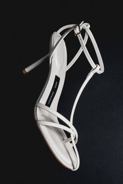 Milchbeige Damen-Sandalette aus Leder in seitlicher Ansicht mit 9 cm Stilettoabsatz