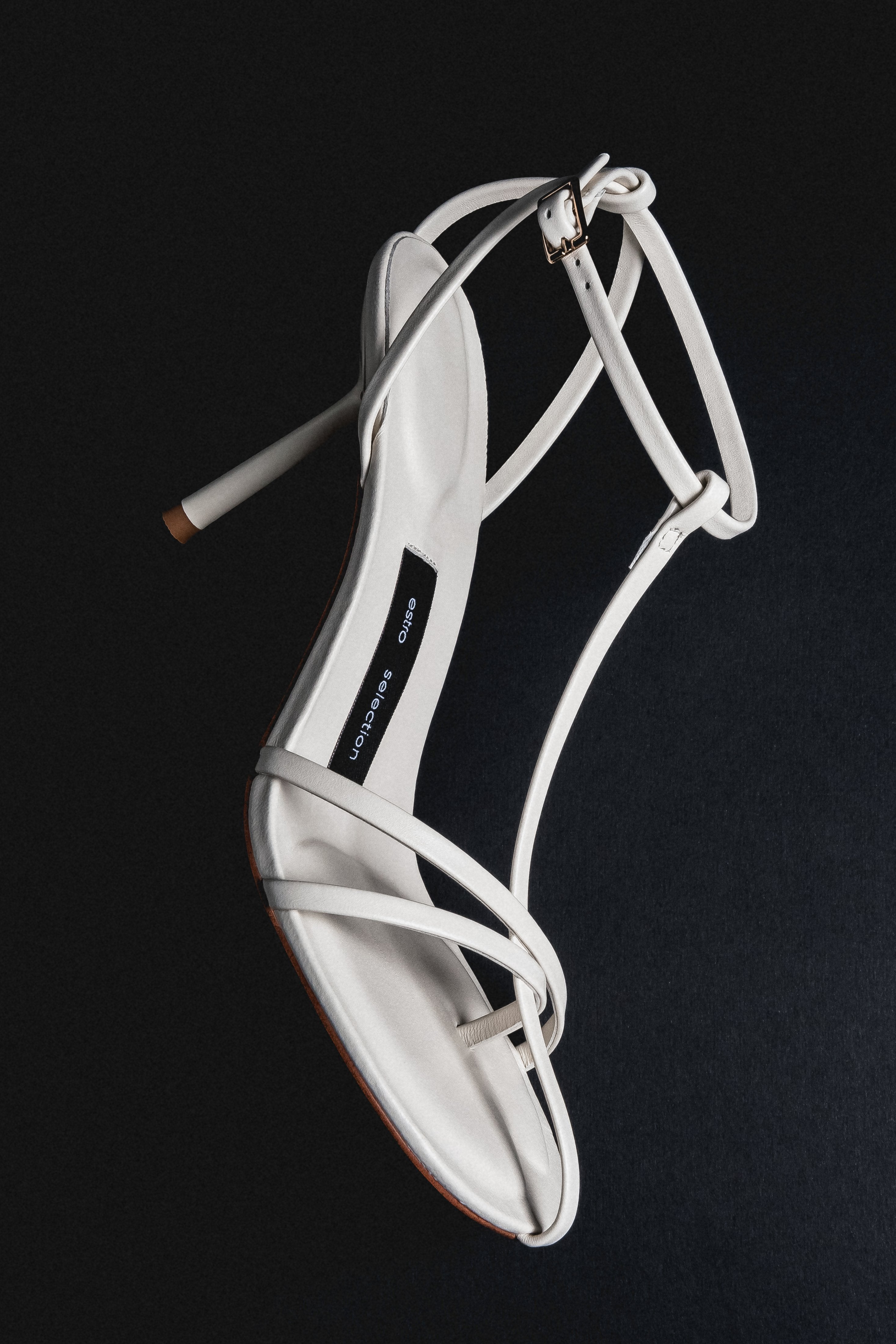 Milchbeige Damen-Sandalette aus Leder in seitlicher Ansicht mit 9 cm Stilettoabsatz