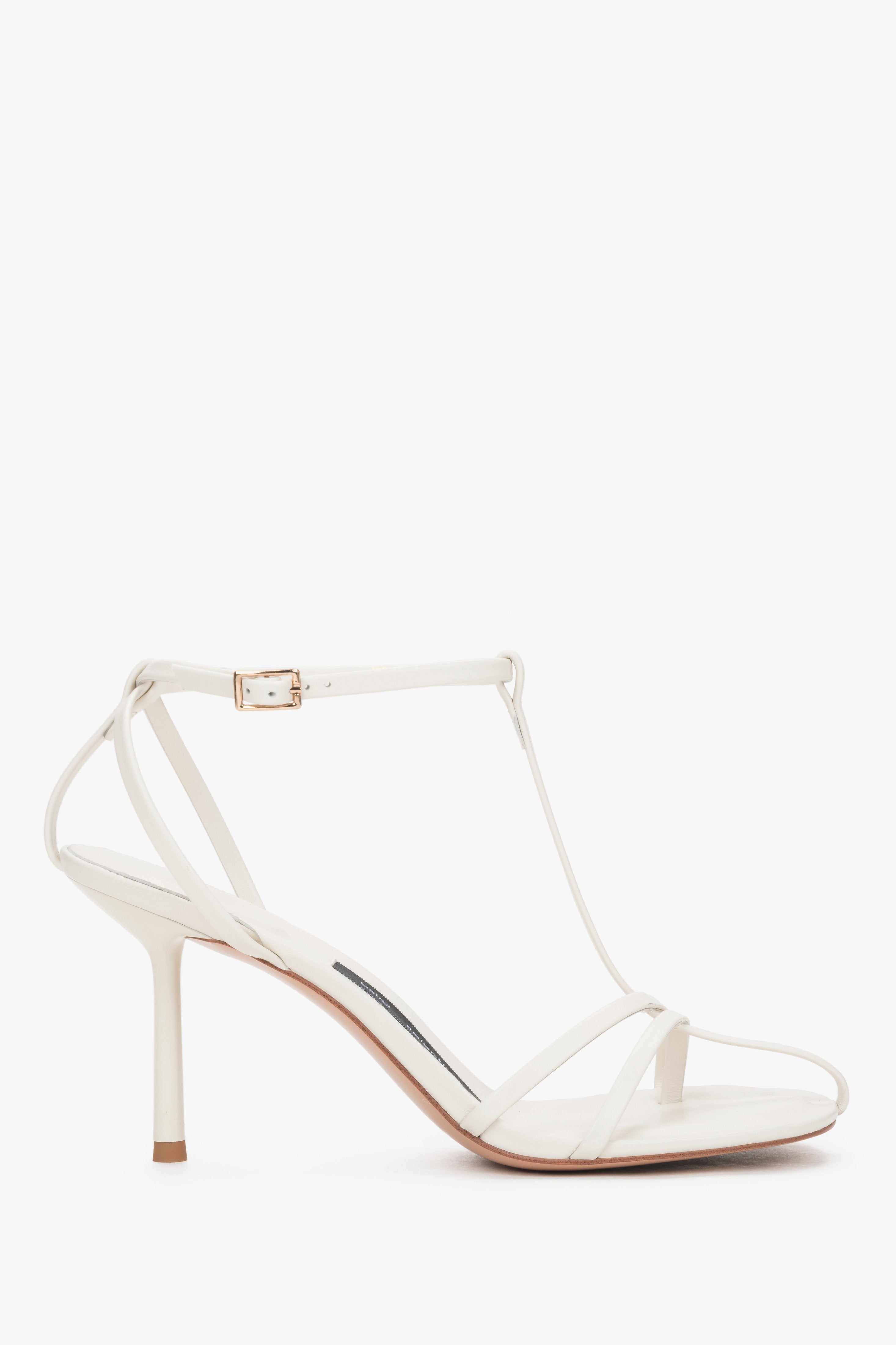 Milchbeige Damen-Sandalette aus Leder in seitlicher Ansicht mit Stilettoabsatz