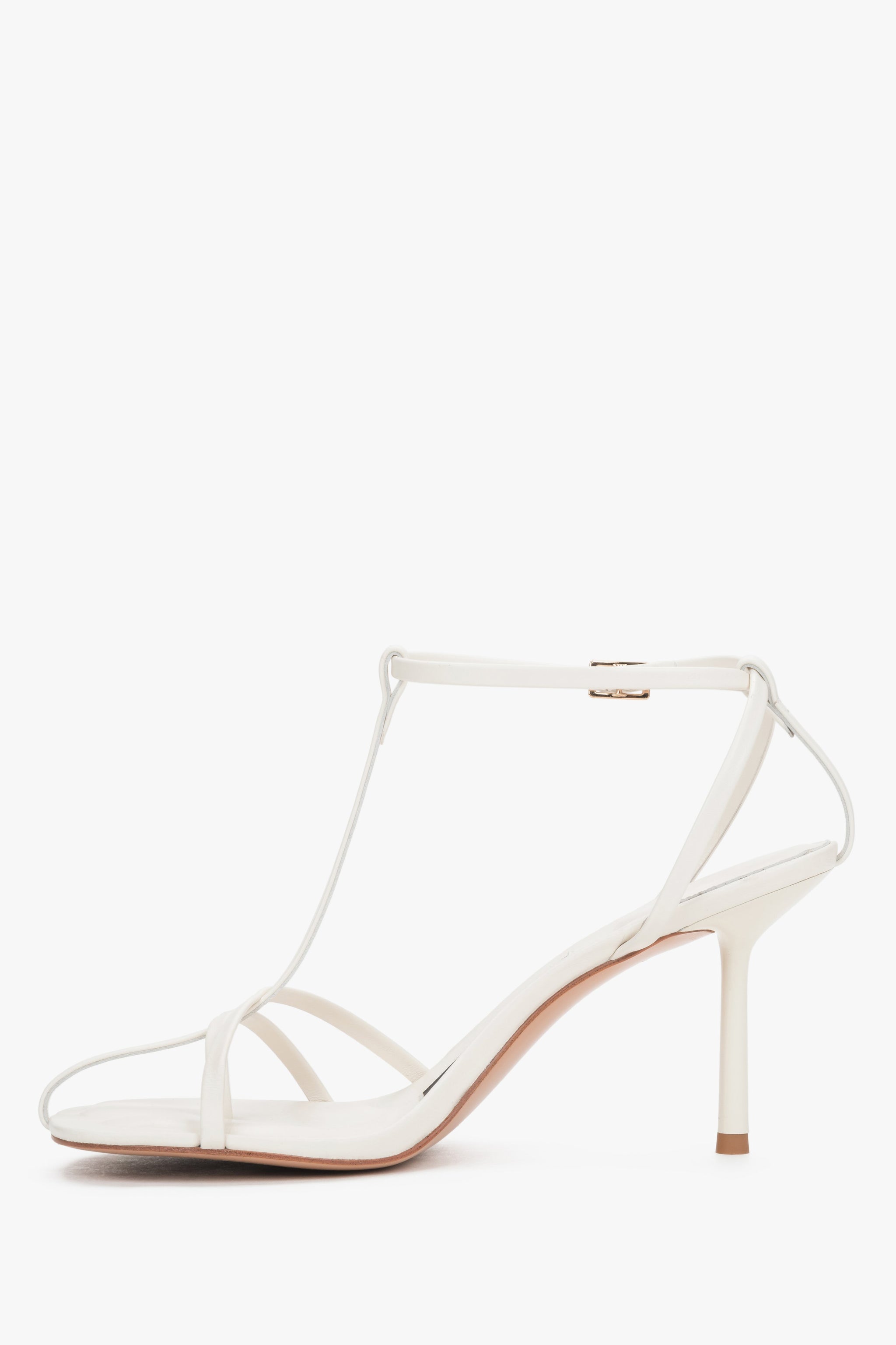 Milchbeige Damen-Sandalette aus Echtleder in schräger Ansicht auf weißen Hintergrund