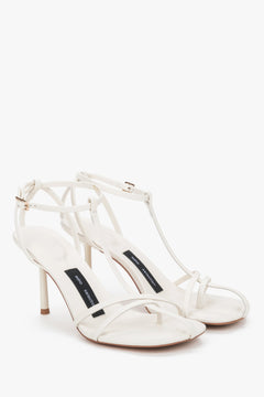 Milchbeige Damen-Sandalette aus Echtleder von der Seite mit schmalen Riemen