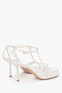 Milchbeige Damen-Sandalette aus Leder in seitlicher Ansicht auf hellem Hintergrund