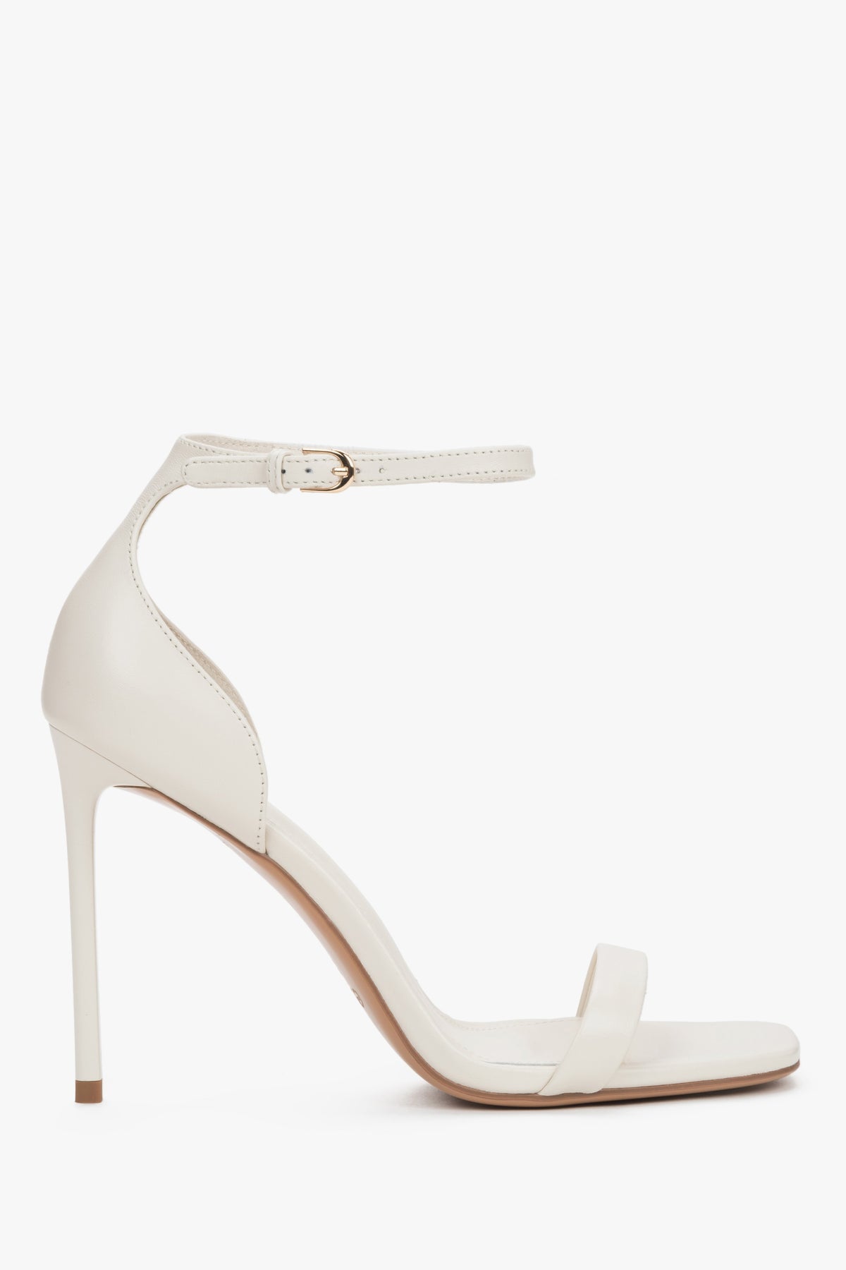 Milchbeige Damen-Sandalette aus Echtleder in Seitenansicht mit Stilettoabsatz