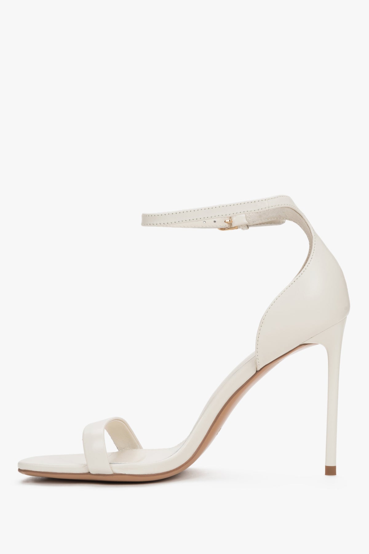 Milchbeige Damen-Sandalette aus Echtleder in Seitenansicht mit geschlossener Fersenkappe