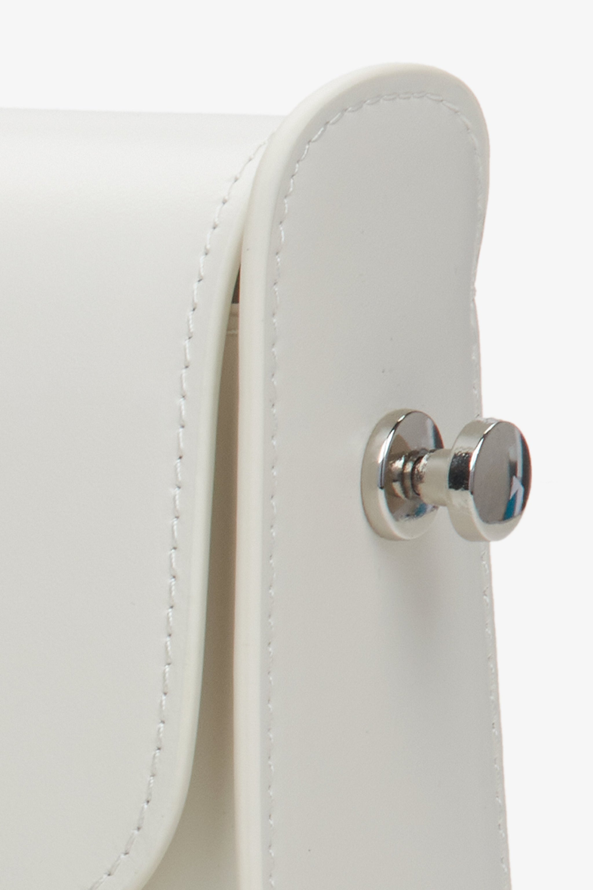 Hellbeige Lederhandtasche von Estro – Details.