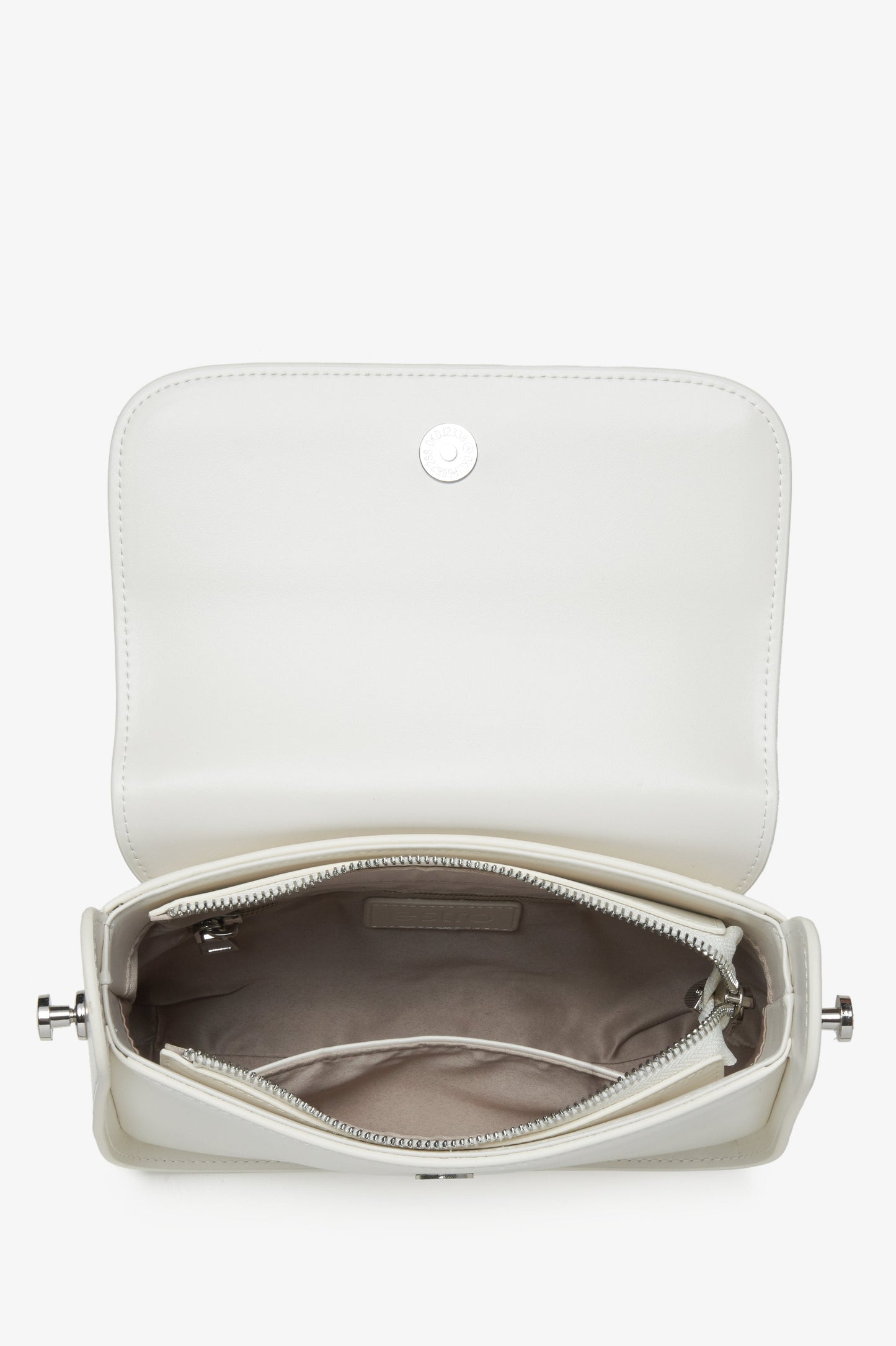 Praktische hellbeige Damenhandtasche aus Leder von Estro – Präsentation des Innenraums des Modells.