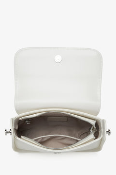 Praktische hellbeige Damenhandtasche aus Leder von Estro – Präsentation des Innenraums des Modells.