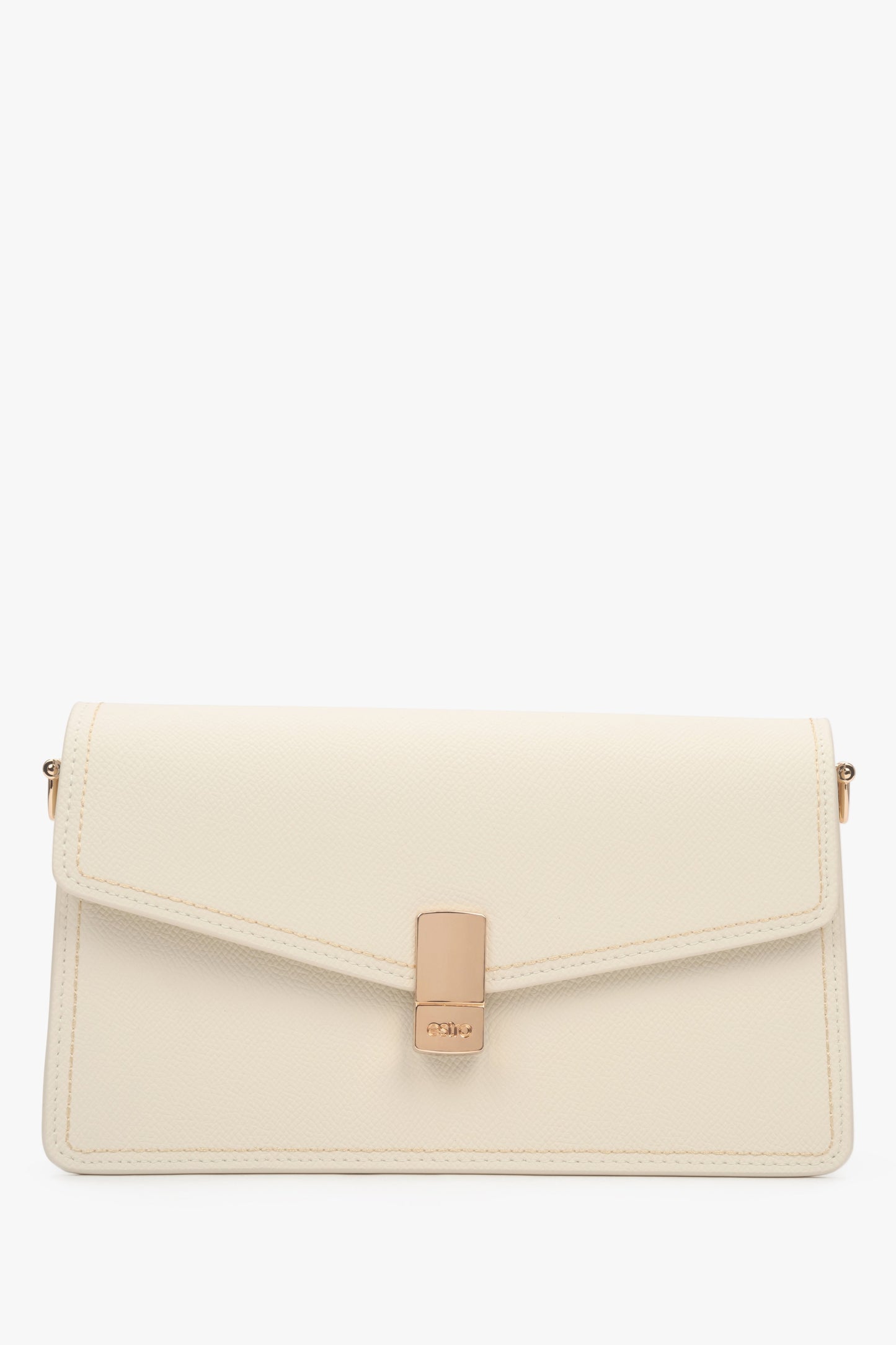 Klassische Vorderansicht der milchbeigen Ledertasche mit goldfarbenem Verschluss.