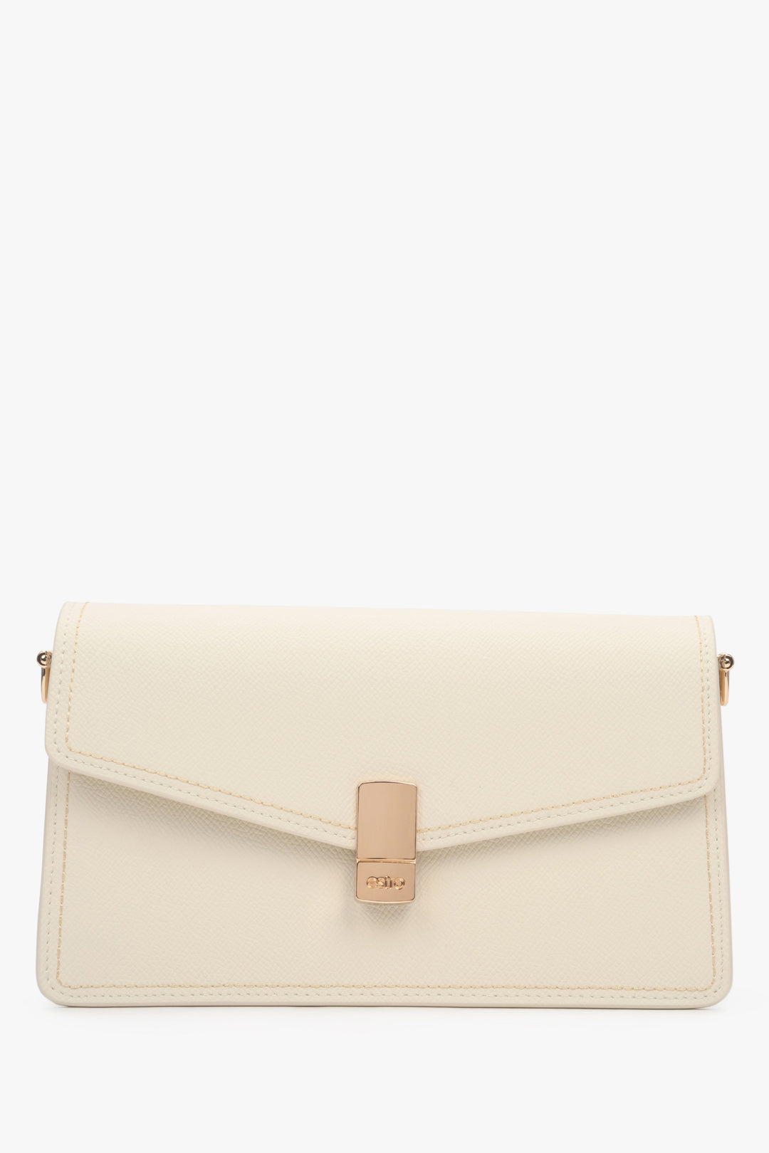 Klassische Vorderansicht der milchbeigen Ledertasche mit goldfarbenem Verschluss.