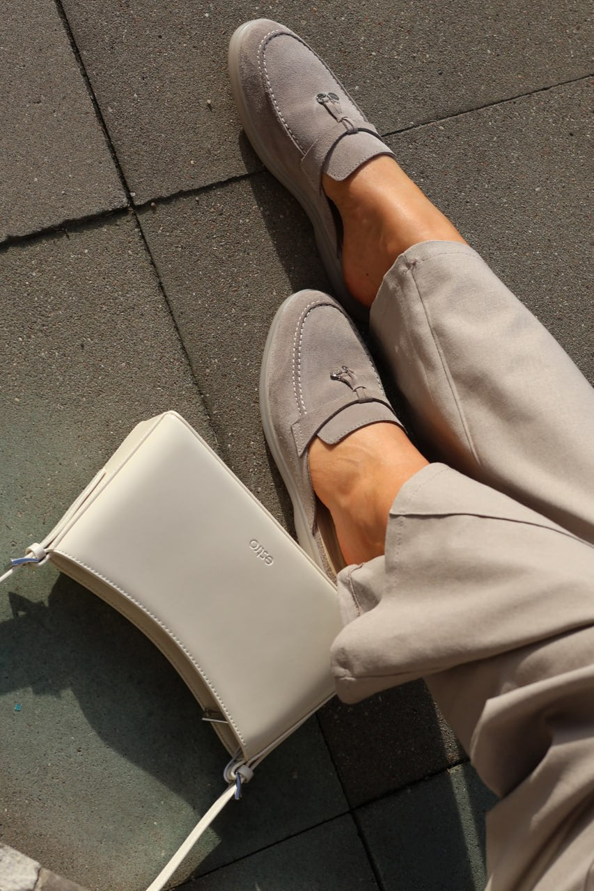 Milchbeige Damen-Schultertasche aus Echtleder im Detail-Styling mit hellgrauen Mules