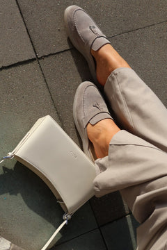 Milchbeige Damen-Schultertasche aus Echtleder im Detail-Styling mit hellgrauen Mules