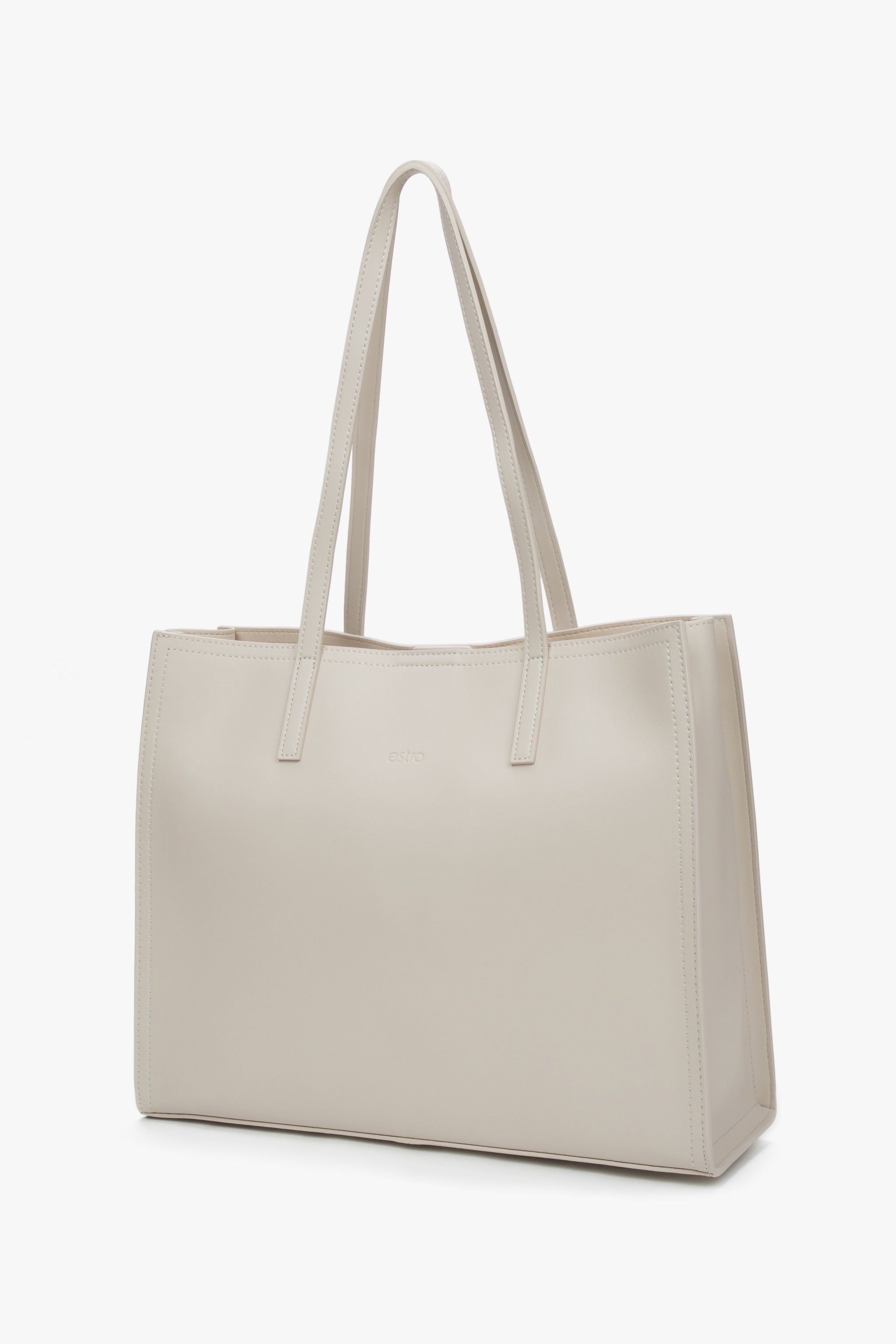 Schräge Seitenansicht der milchbeigen Ledertasche mit Trageriemen.