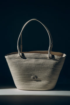 Milchbeige Damen-Shopper-Tasche in Bastoptik von Estro in stilvoller Lichtinszenierung