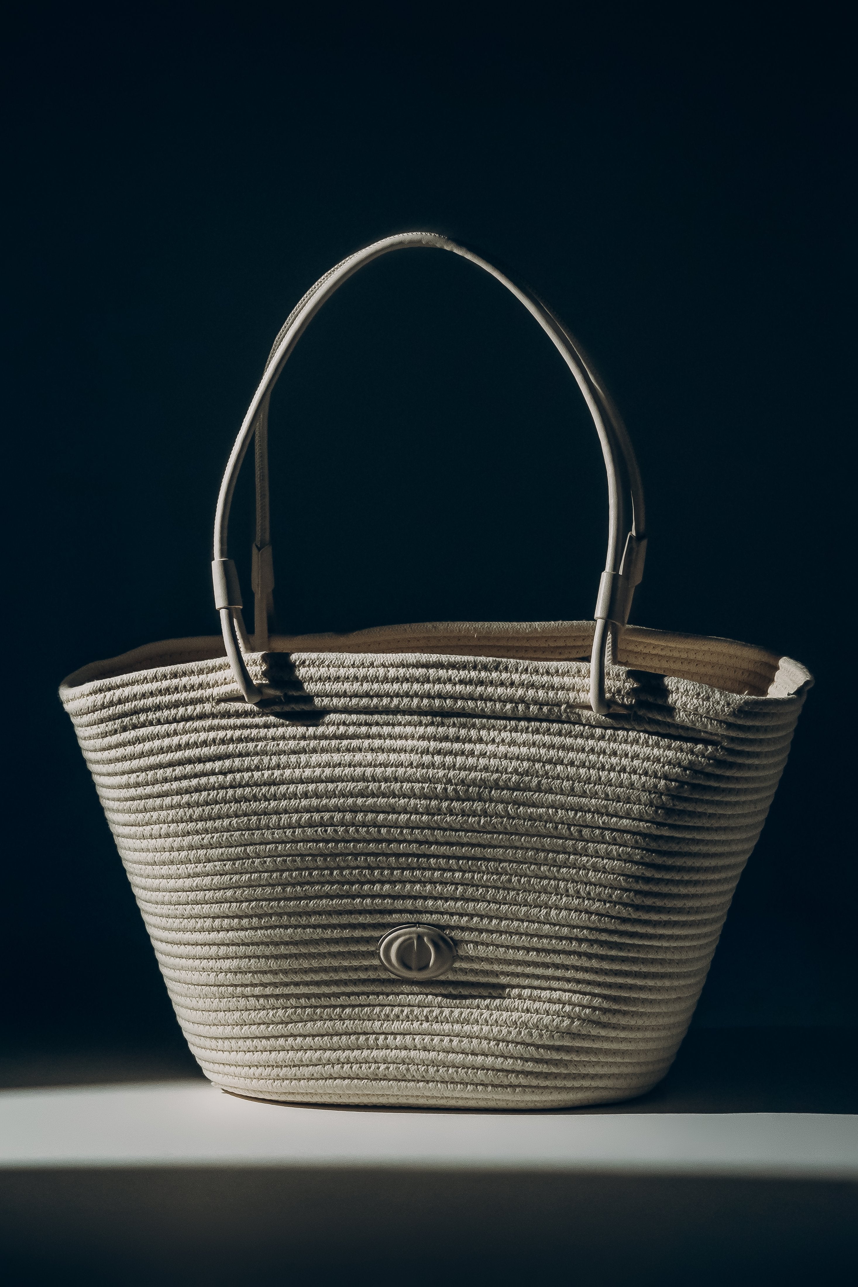 Milchbeige Damen-Shopper-Tasche in Bastoptik von Estro in stilvoller Lichtinszenierung