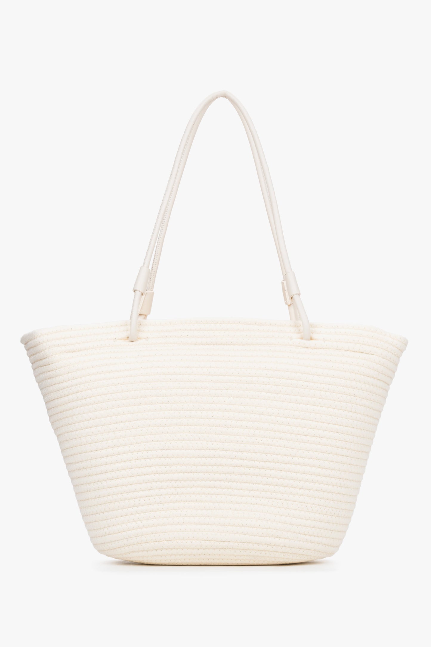 Milchbeige Damen-Shopper-Tasche in Bastoptik auf hellem Hintergrund