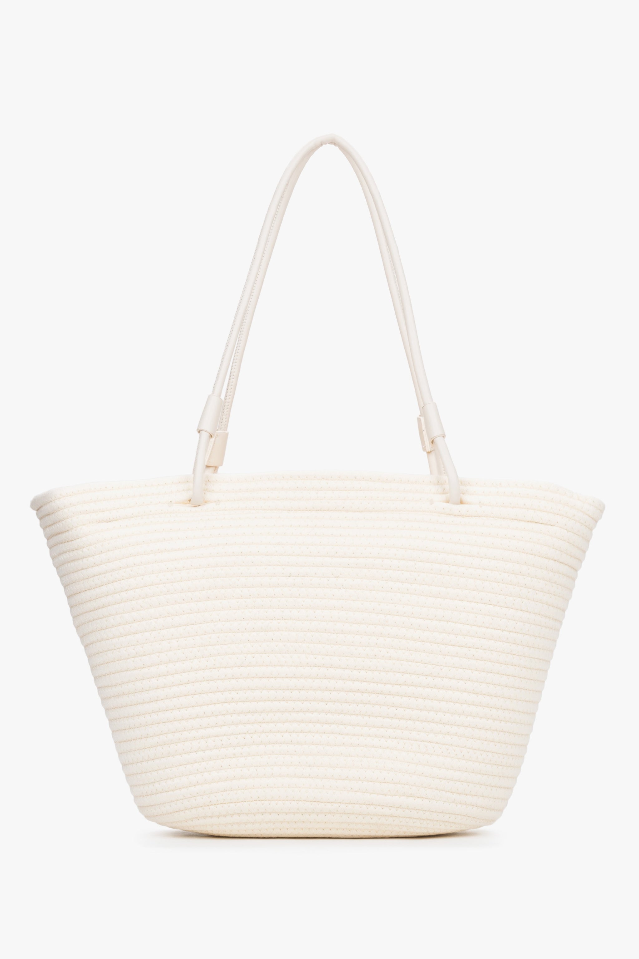 Milchbeige Damen-Shopper-Tasche in Bastoptik auf hellem Hintergrund