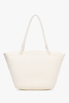Milchbeige Damen-Shopper-Tasche in Bastoptik auf hellem Hintergrund