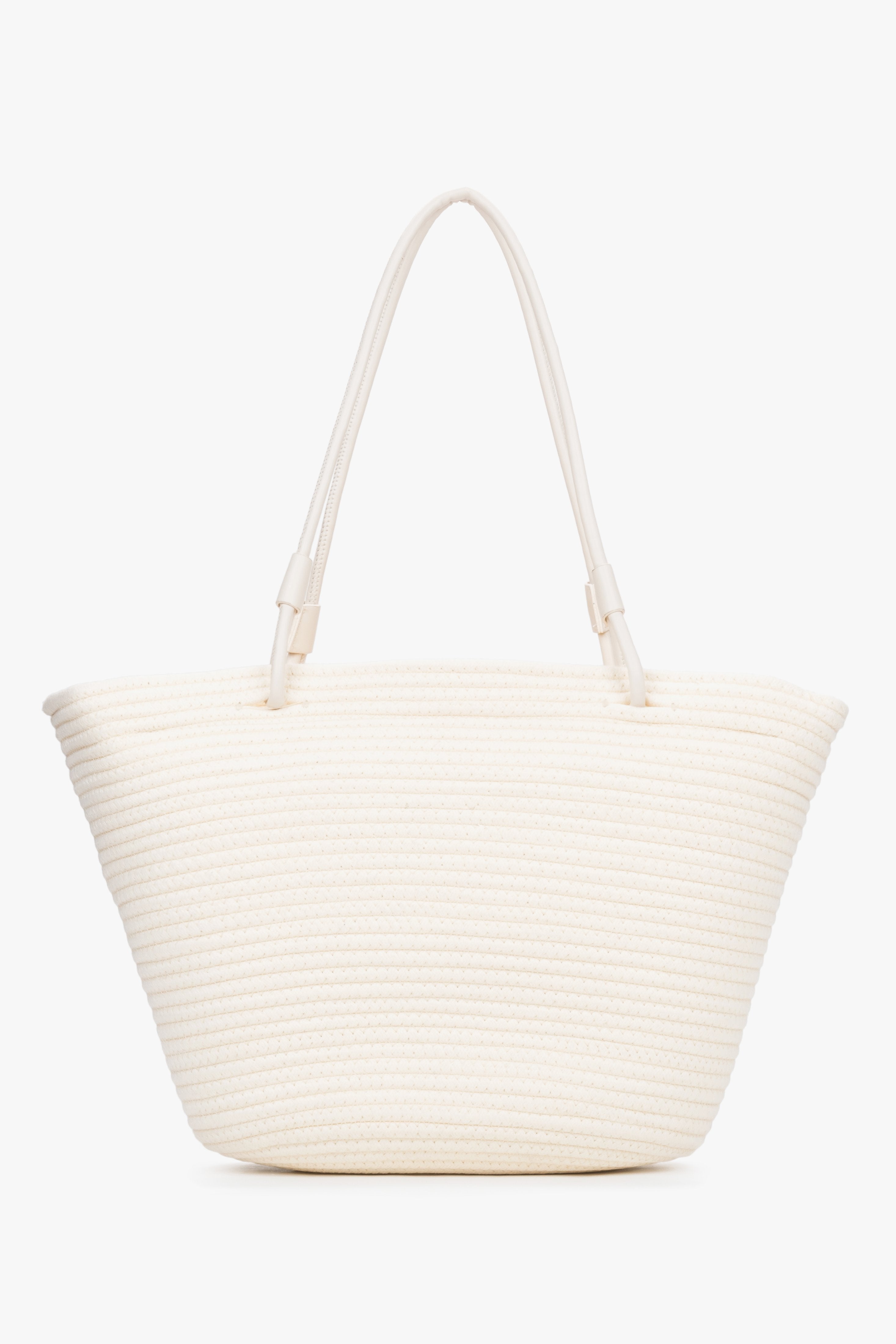 Milchbeige Damen-Shopper-Tasche in Bastoptik auf hellem Hintergrund