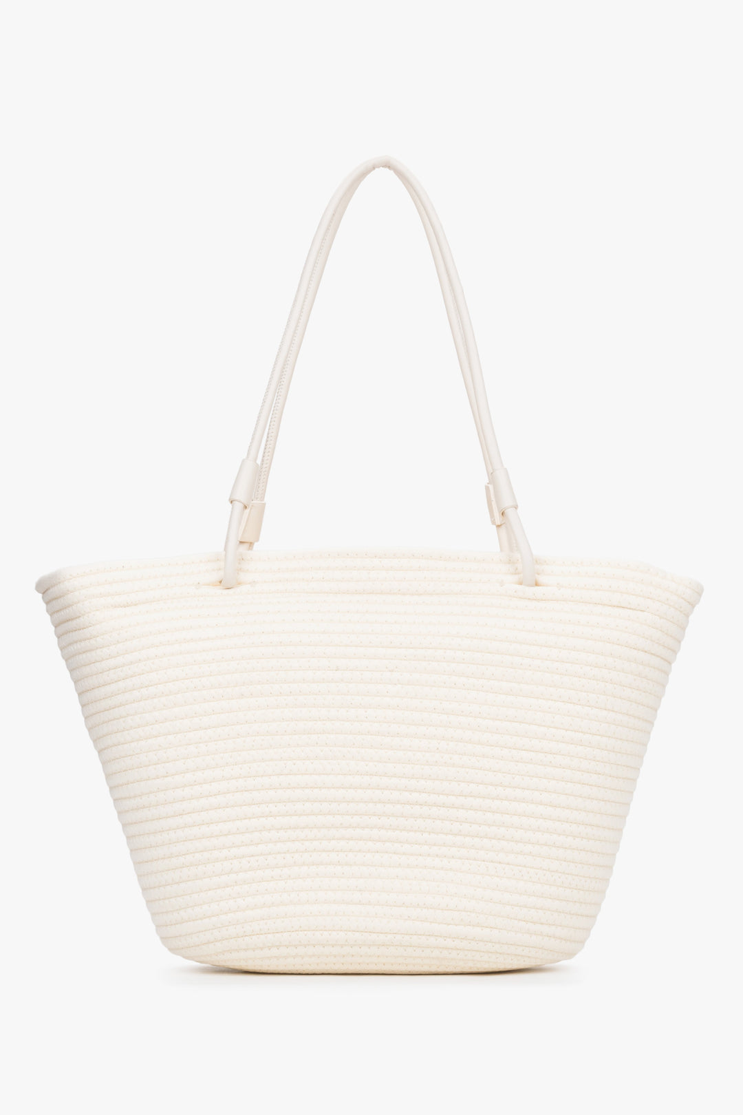 Milchbeige Damen-Shopper-Tasche in Bastoptik auf hellem Hintergrund