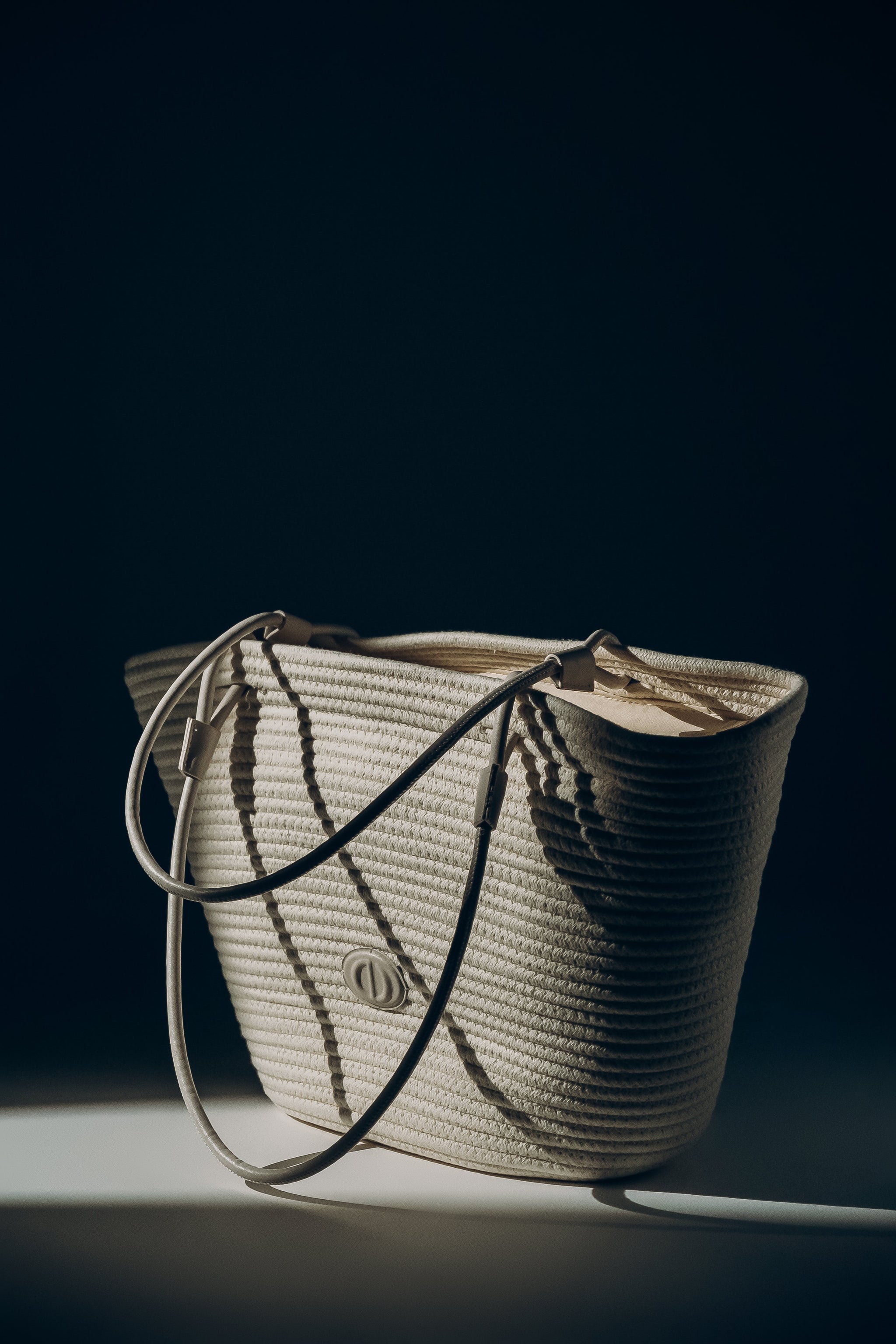 Milchbeige Shopper-Tasche von Estro in seitlicher Perspektive