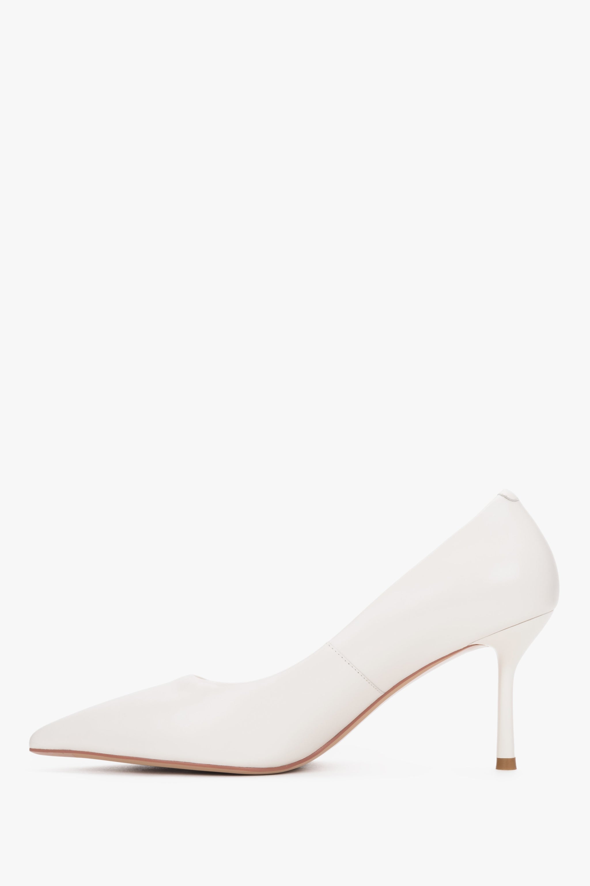 Sauberes Seitenprofil des linken milchbeigen Stilettos mit gummierter Sohle für optimalen Halt 