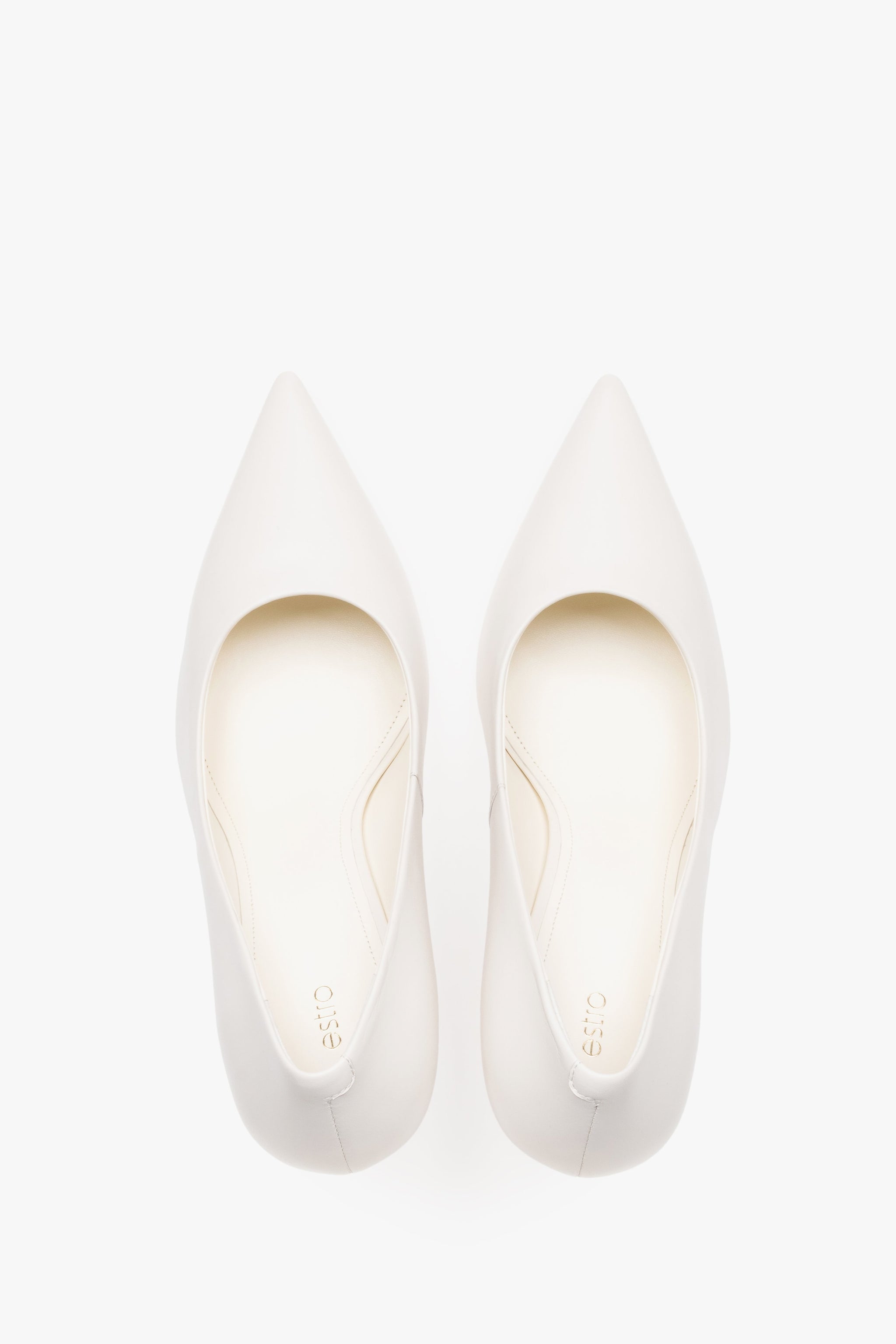 Draufsicht auf die milchbeigen Damen-Stilettos aus Echtleder, die die spitz zulaufende Kappe und das helle Innenfutter zeigt