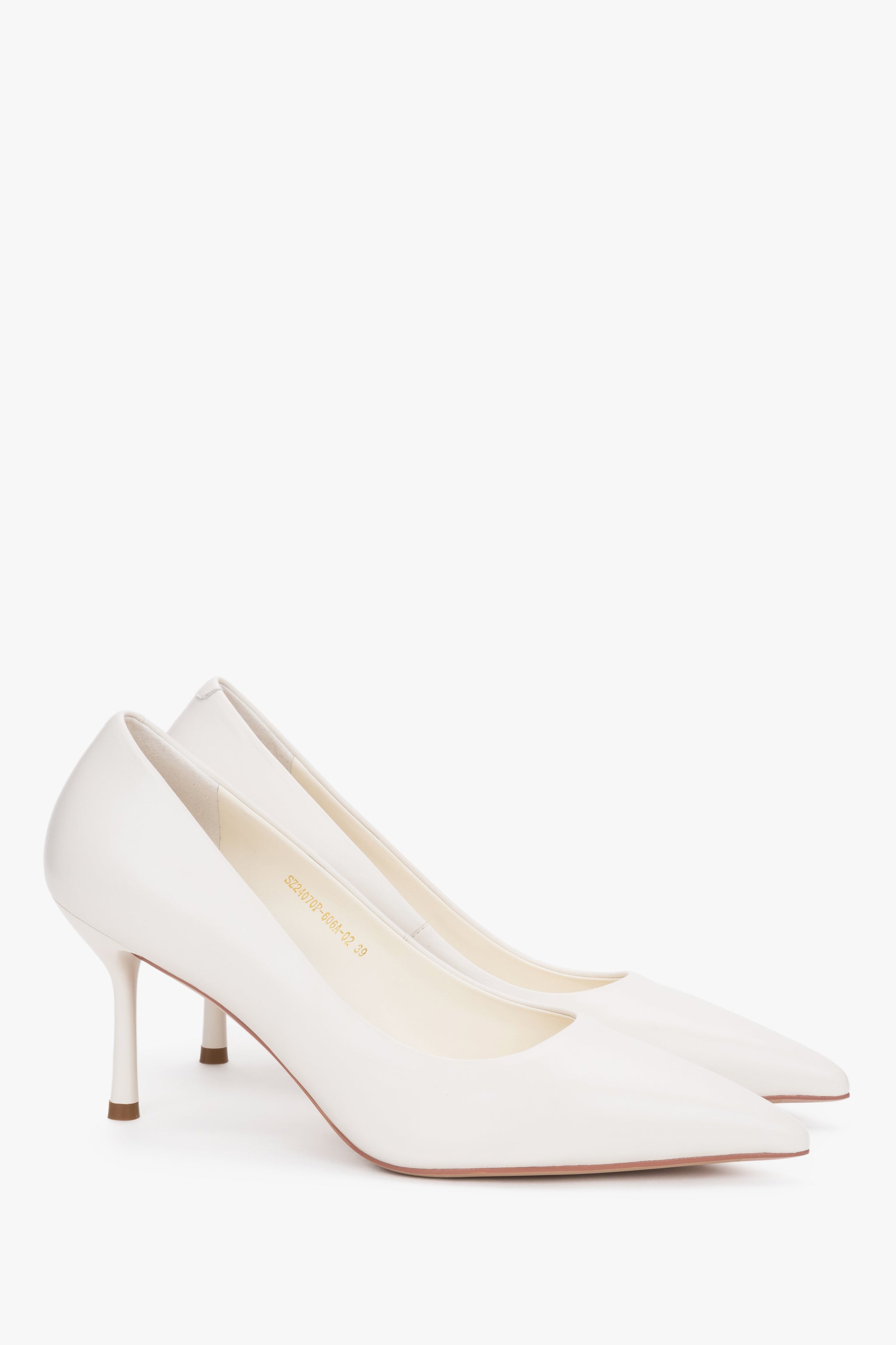 Schrägansicht der milchbeigen Damen-Stilettos aus Echtleder, die das elegante Seitenprofil und den stabilen Absatz zeigt