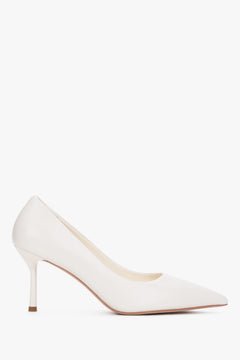 Linke Ansicht des milchbeigen Stilettos von der Seite mit Betonung der glatten Lederstruktur