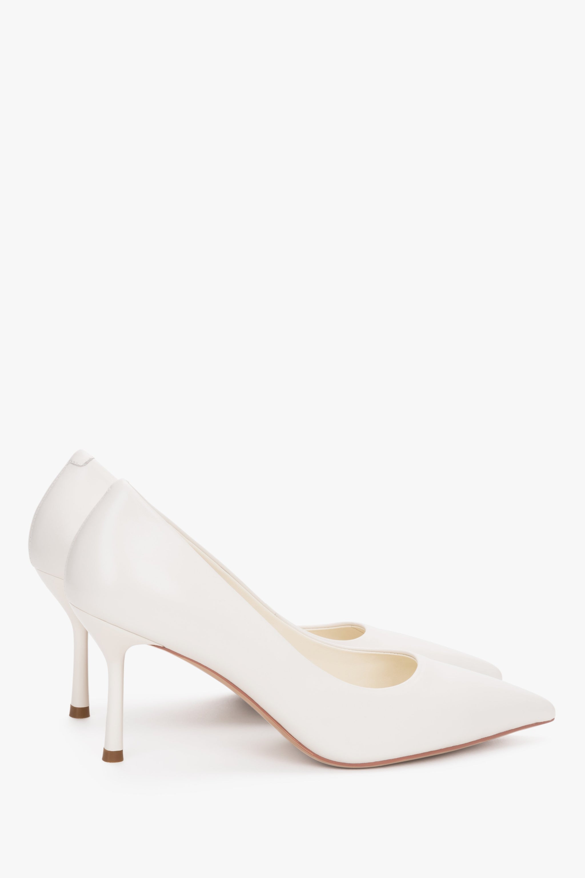Schrägansicht des eleganten Schuhpaares, die die makellose milchbeige Farbe und das Design unterstreicht 