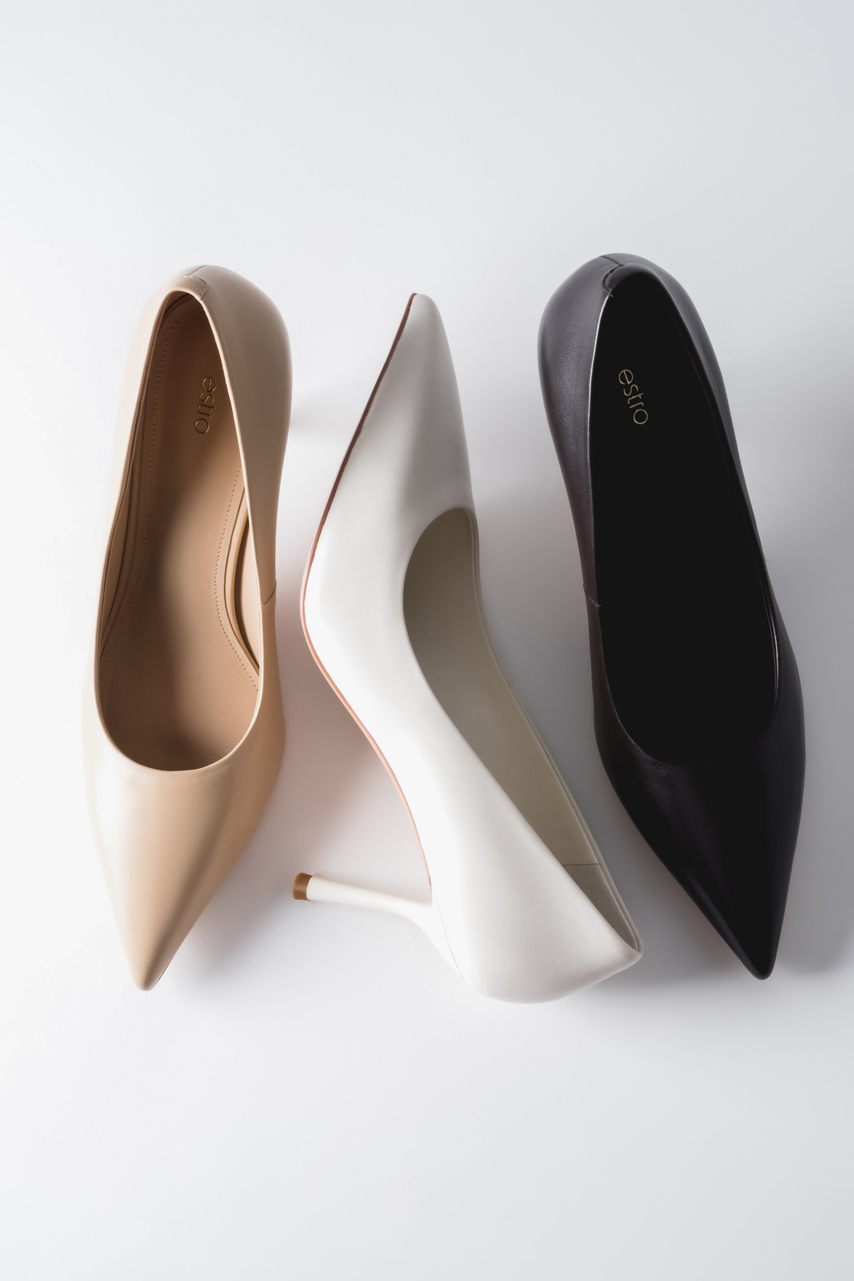 Gruppenaufnahme der Stilettos in verschiedenen Farben (Beige, Schwarz, Weiß, Dunkelbraun) im edlen Arrangement 