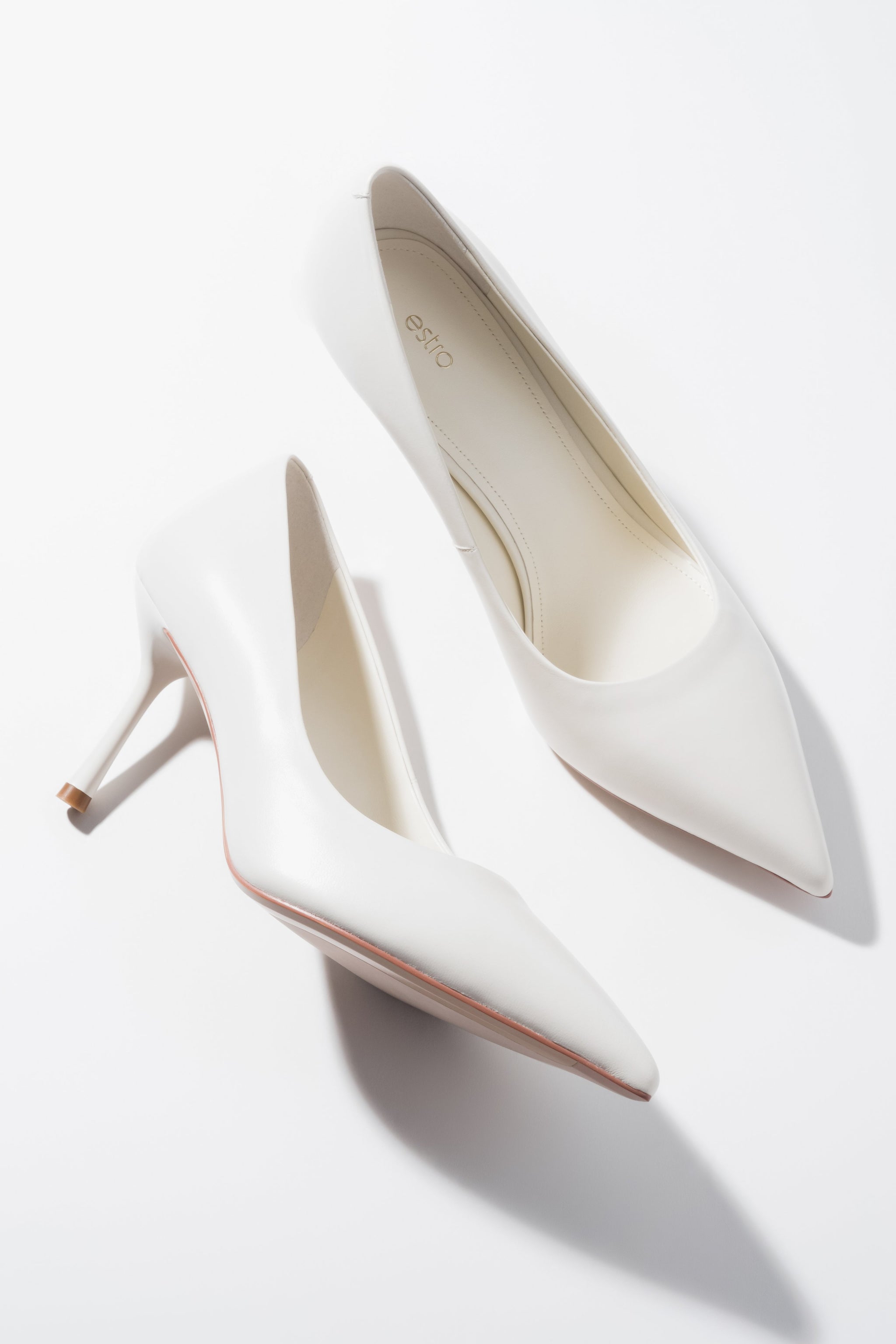 Draufsicht auf das milchbeige Schuhpaar, die die spitz zulaufende Form und das weiche Innere zeigt 