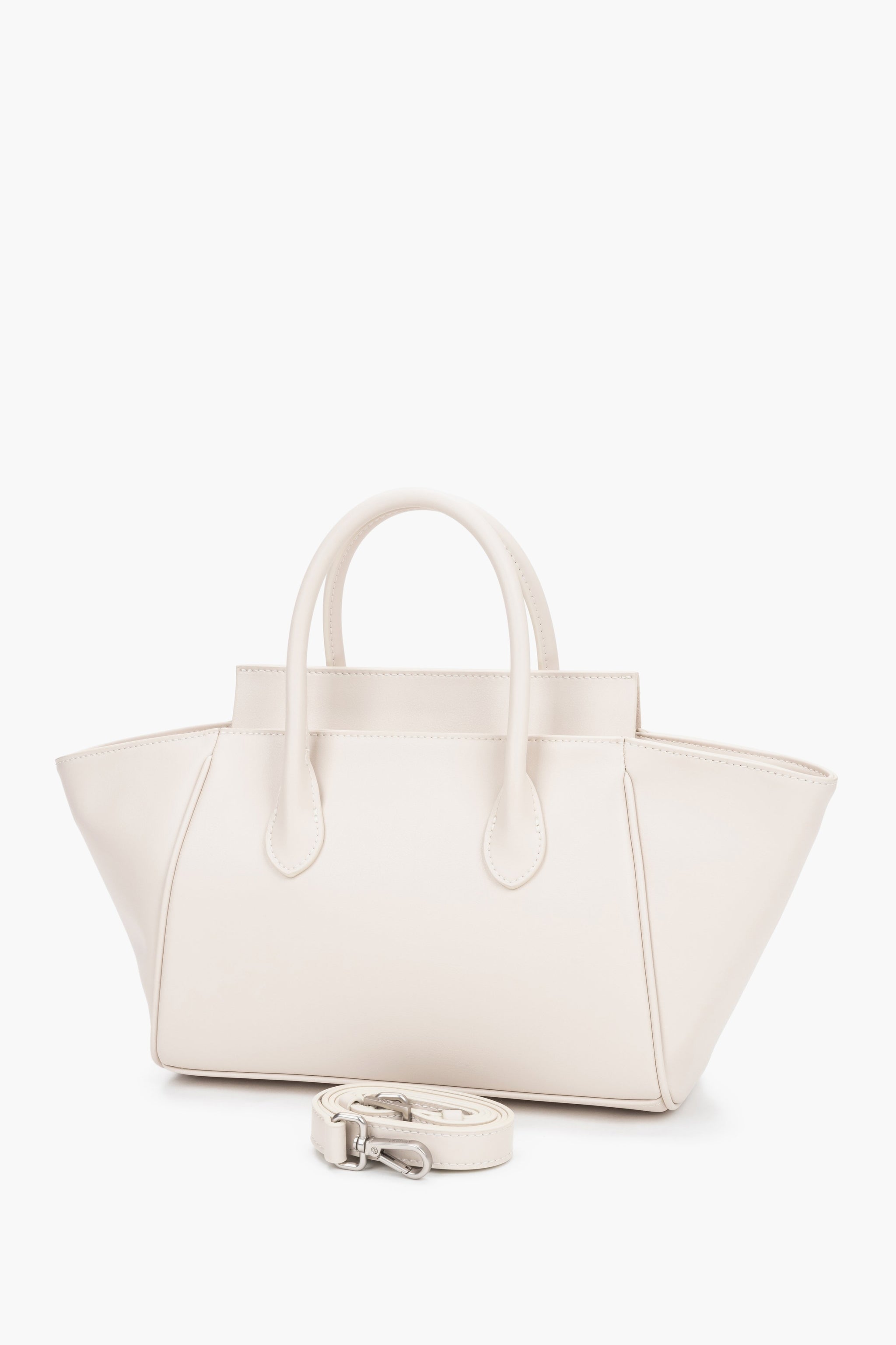 Elegante Leder-Handtasche in Milchbeige im Querformat schräge Ansicht