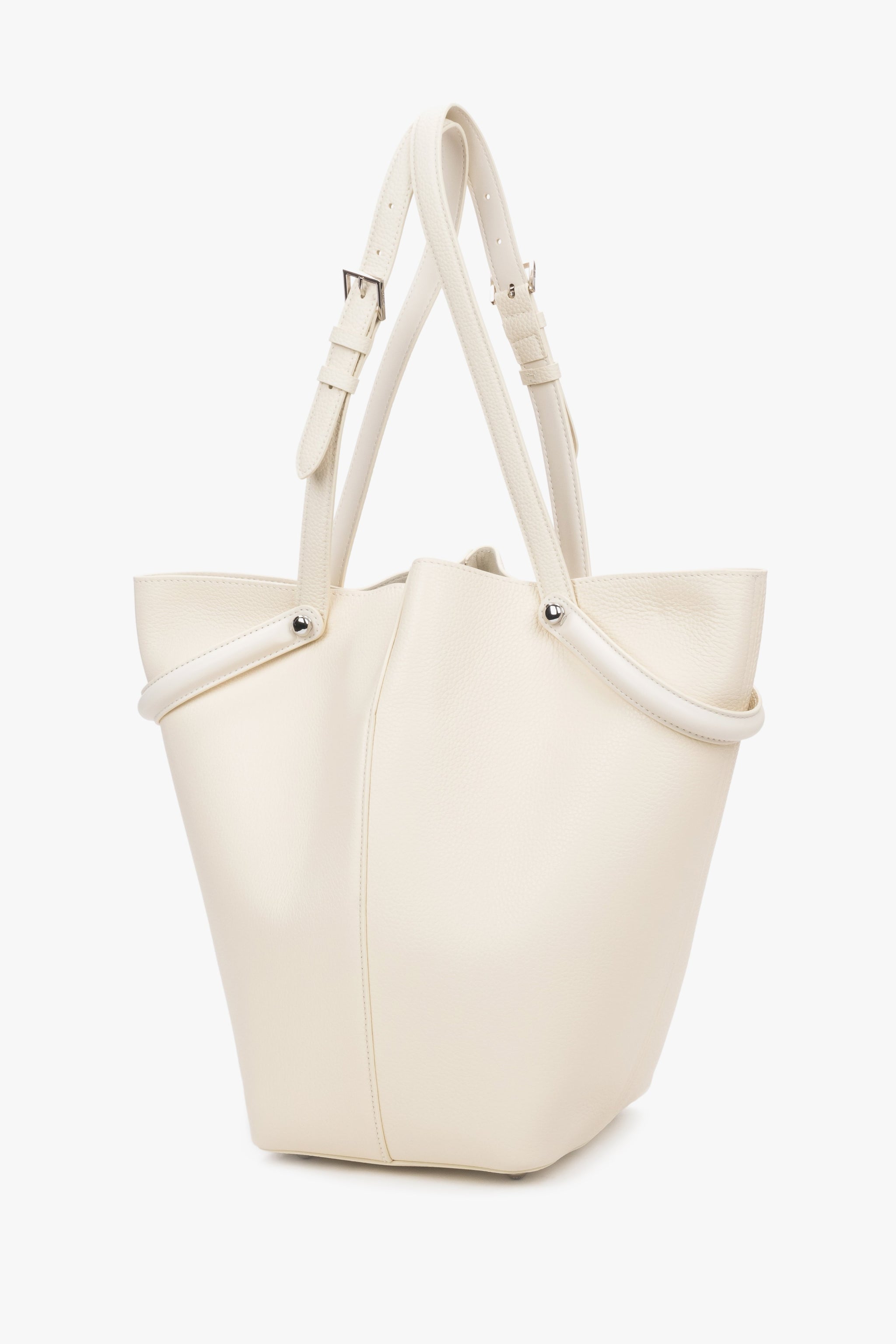 Frontale Ansicht der milchbeigen Leder-Tote-Bag mit aufgestellten, verstellbaren Griffen 