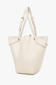 Frontale Ansicht der milchbeigen Leder-Tote-Bag mit aufgestellten, verstellbaren Griffen 