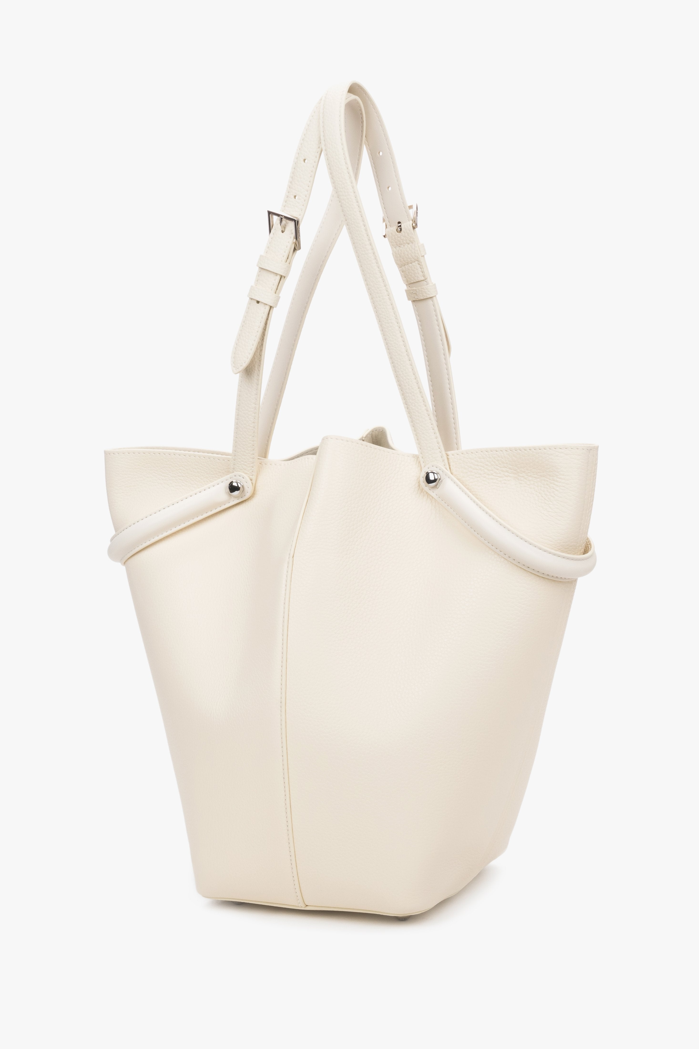 Frontale Ansicht der milchbeigen Leder-Tote-Bag mit aufgestellten, verstellbaren Griffen 