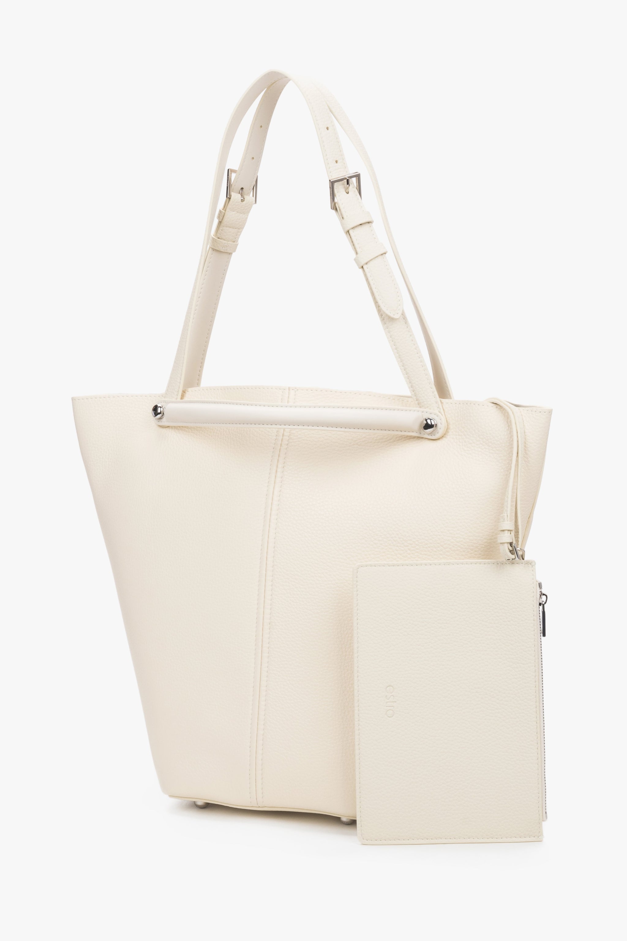 Schrägansicht der milchbeigen Tasche mit einem kleinen, farblich passenden Lederetui 