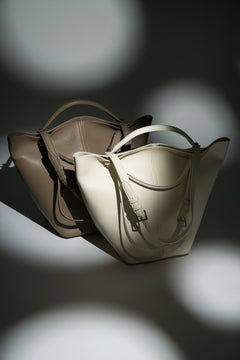 Weitere künstlerische Detailaufnahme der Tote-Bag im Spiel von Licht und Schatten 