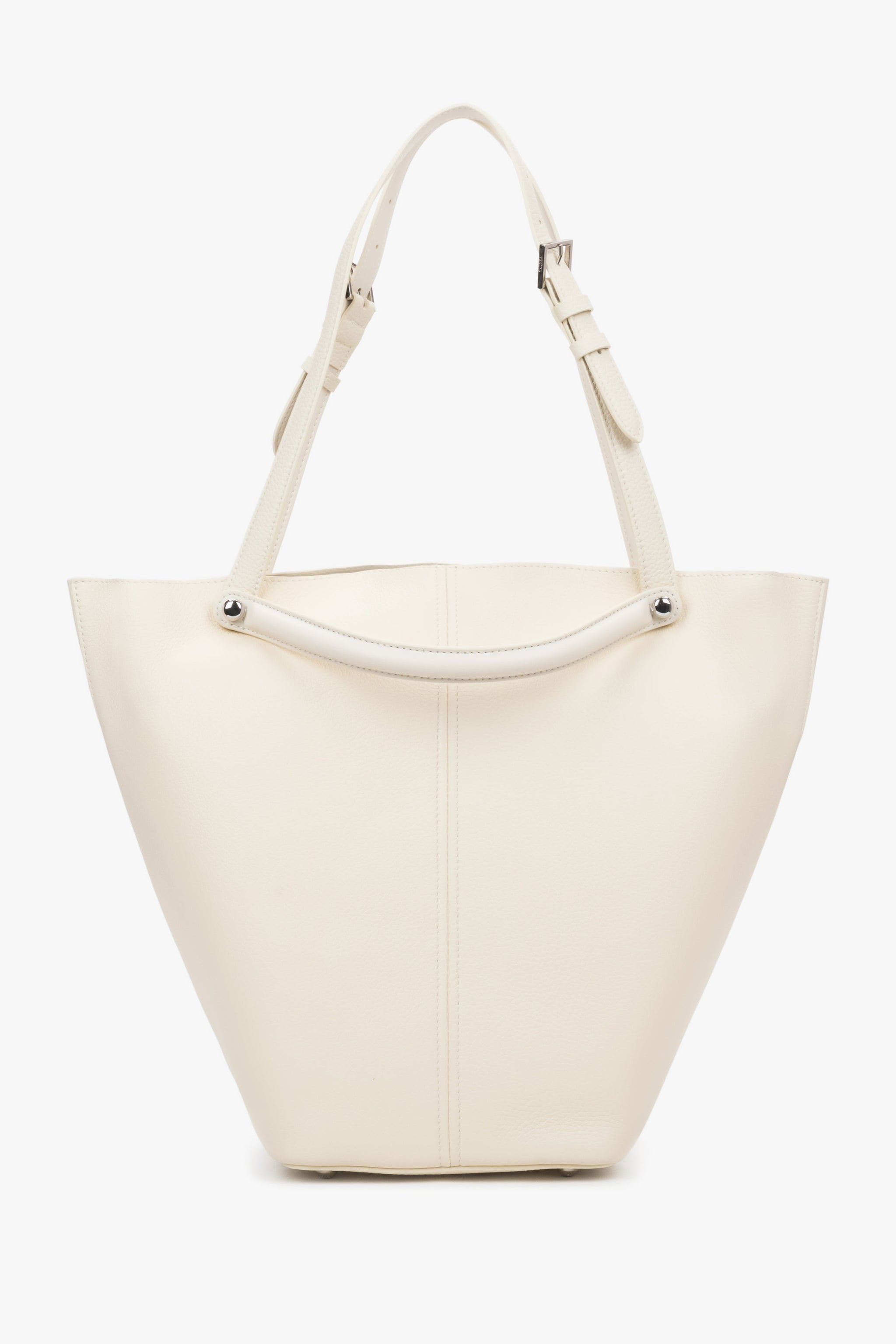 Flache Frontansicht der milchbeigen Tote-Bag, die die moderne, skulpturale Form zeigt