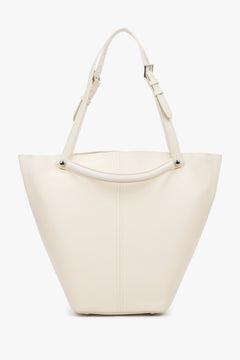 Flache Frontansicht der milchbeigen Tote-Bag, die die moderne, skulpturale Form zeigt
