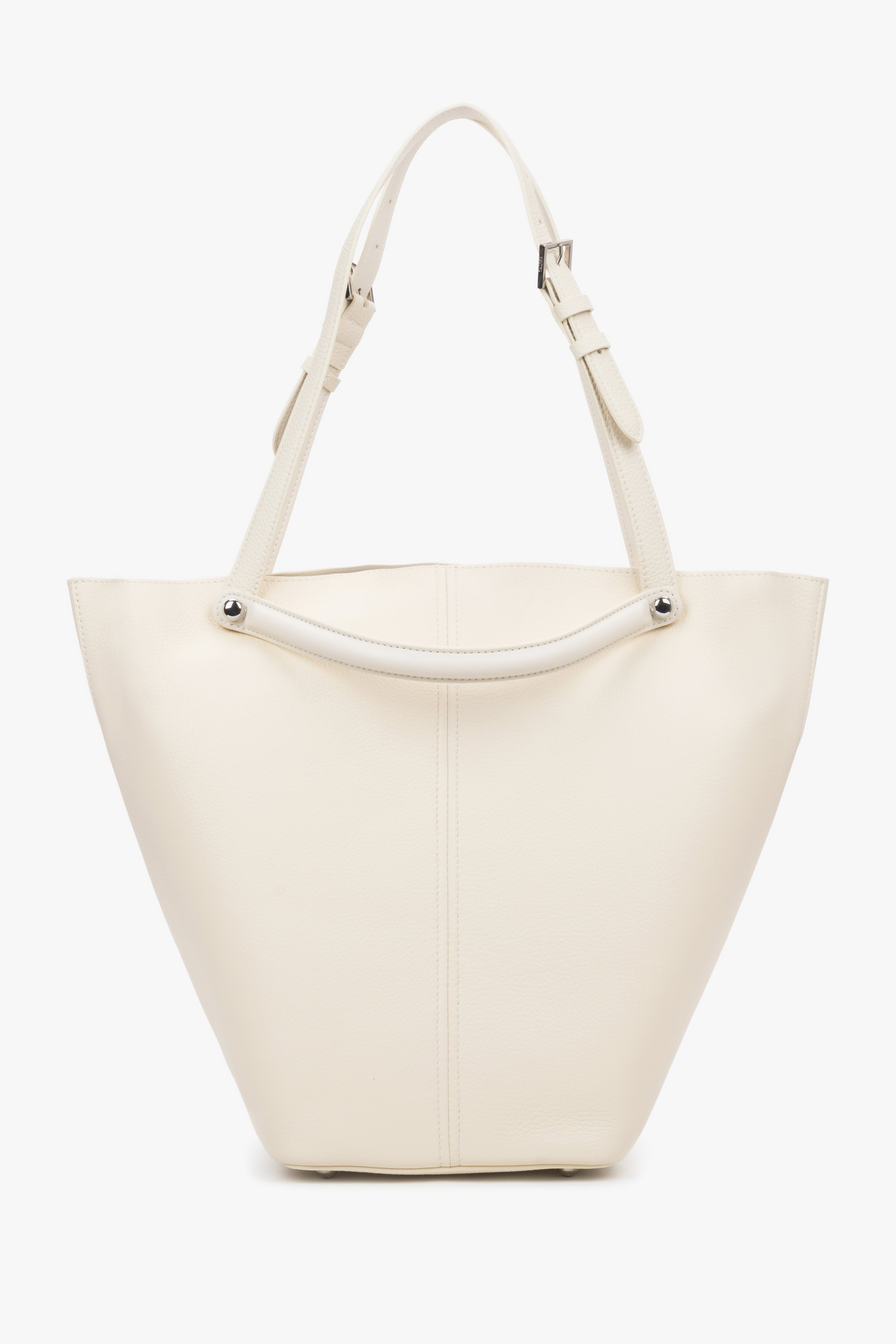Flache Frontansicht der milchbeigen Tote-Bag, die die moderne, skulpturale Form zeigt