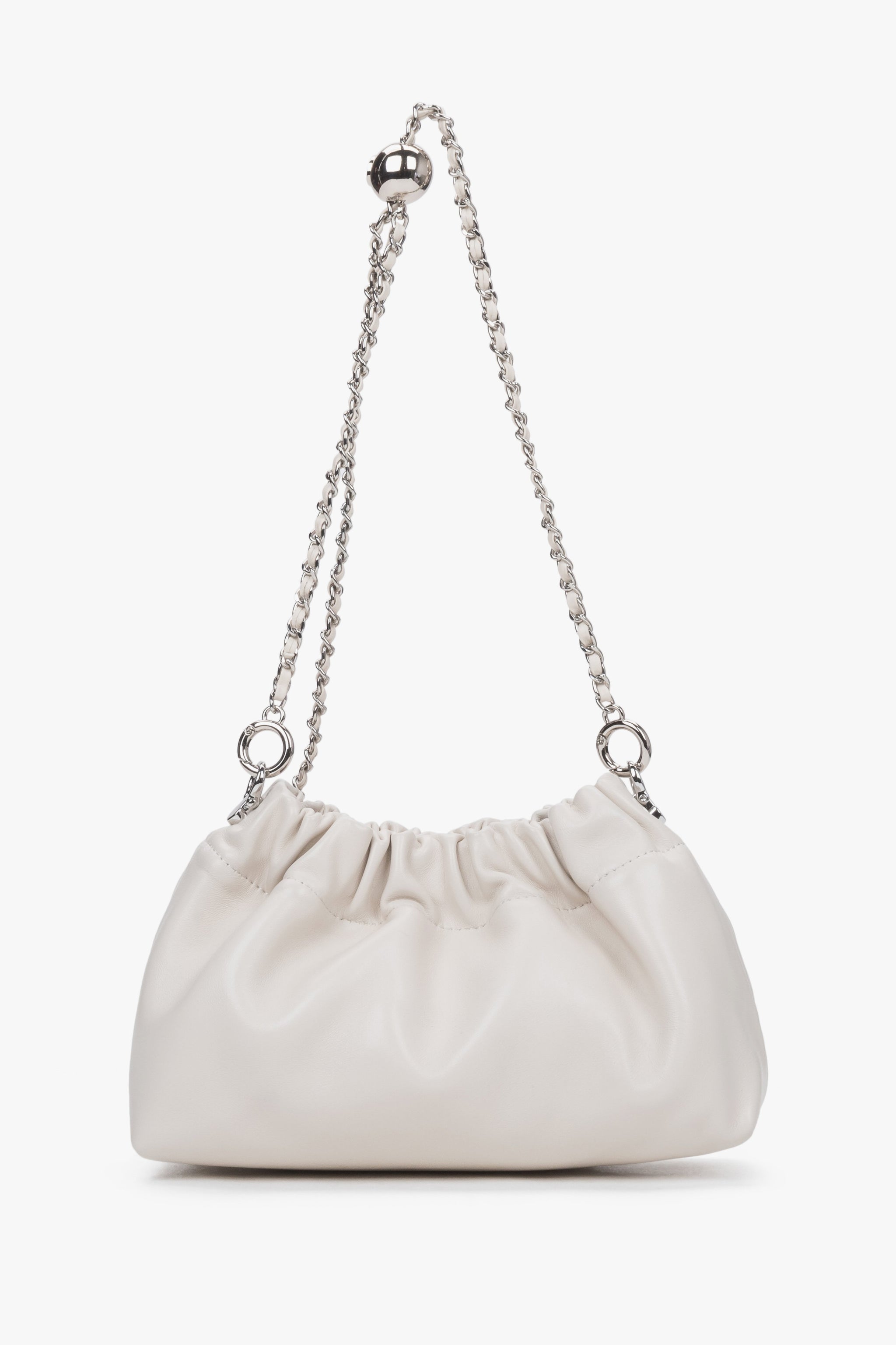 Kleine milchbeige Damen-Umhängetasche mit silberfarbener Kette in Frontansicht